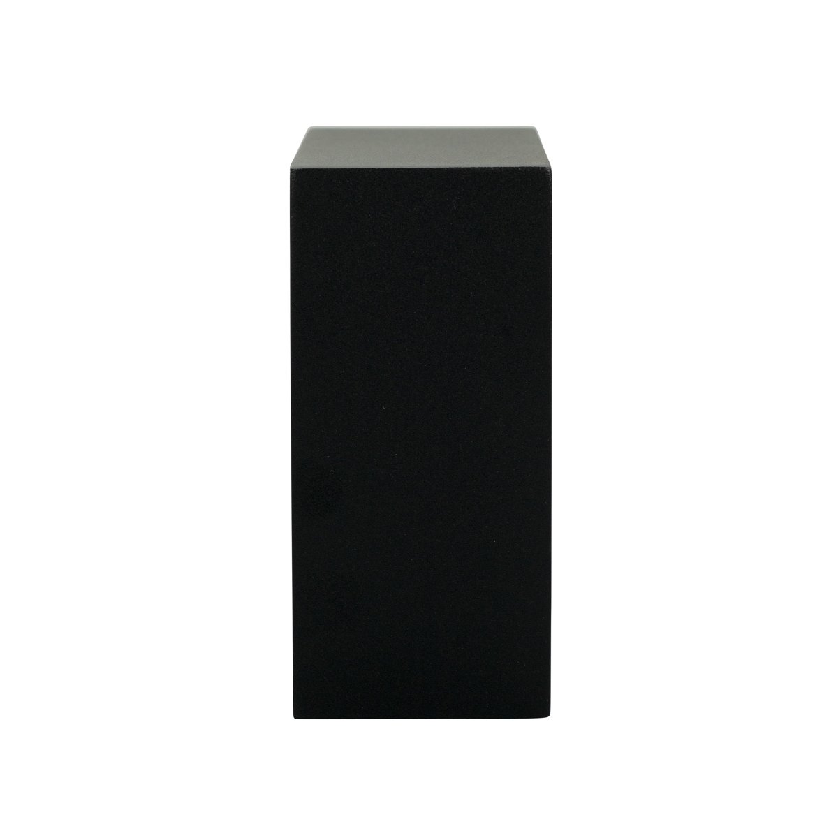 Jupiter Sort udendørslampe Fra Dyberg Larsen - Jupiter har en flad side mod væggen og en halvcirkelformet front med en LED lyskilde, der lyser op og ned langs væggen.