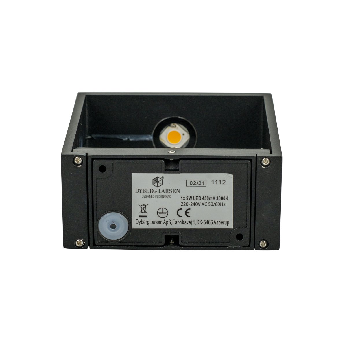 Jupiter Sort udendørslampe Fra Dyberg Larsen - Jupiter har en flad side mod væggen og en halvcirkelformet front med en LED lyskilde, der lyser op og ned langs væggen.