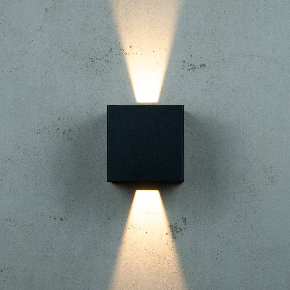 Venus Sort udendørslampe Fra Dyberg Larsen - Med en lysdiffusion p&aring; 10 til 120 grader Venus giver dig fuld kontrol over lyset i dit hjem.