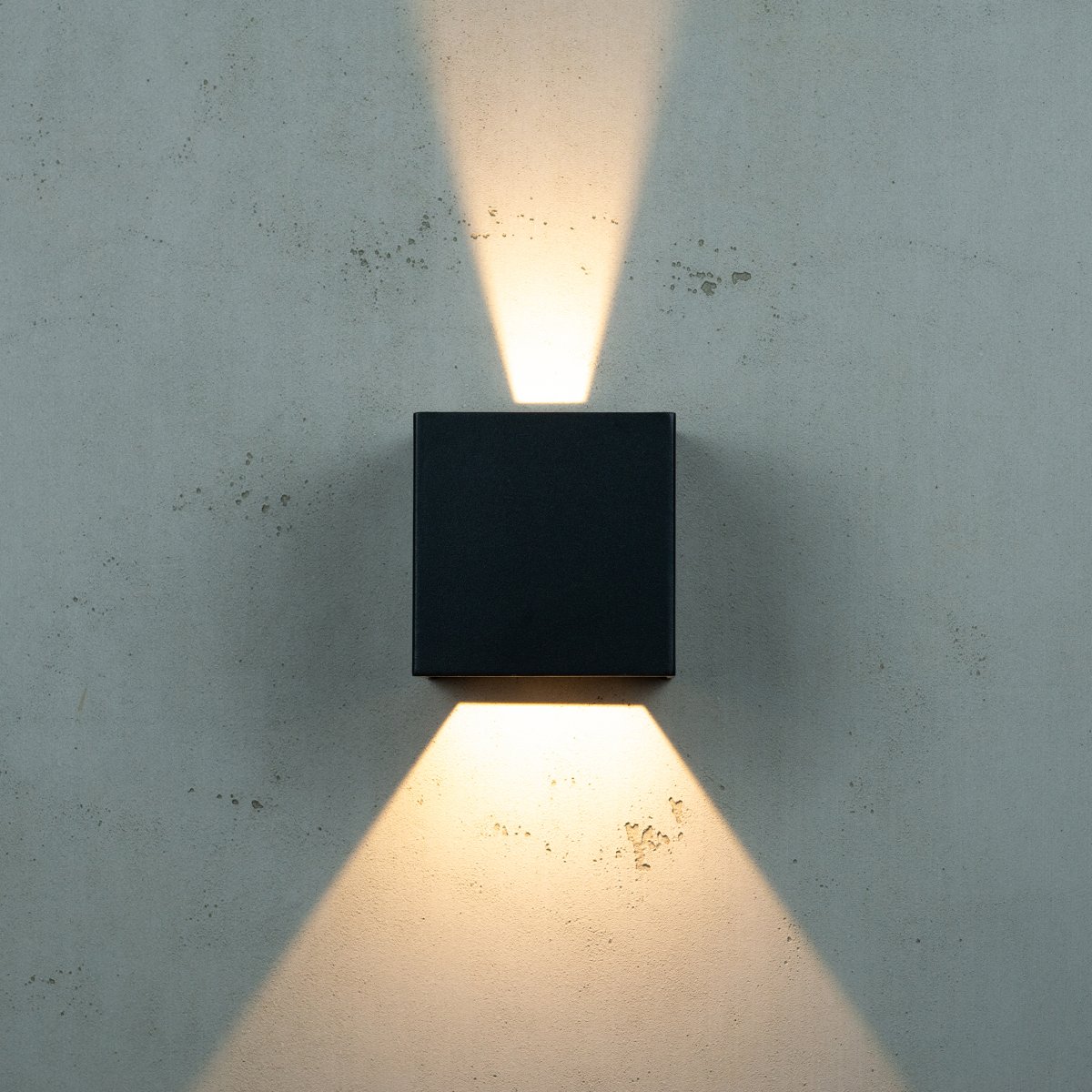 Venus Sort udendørslampe Fra Dyberg Larsen - Med en lysdiffusion p&aring; 10 til 120 grader Venus giver dig fuld kontrol over lyset i dit hjem.