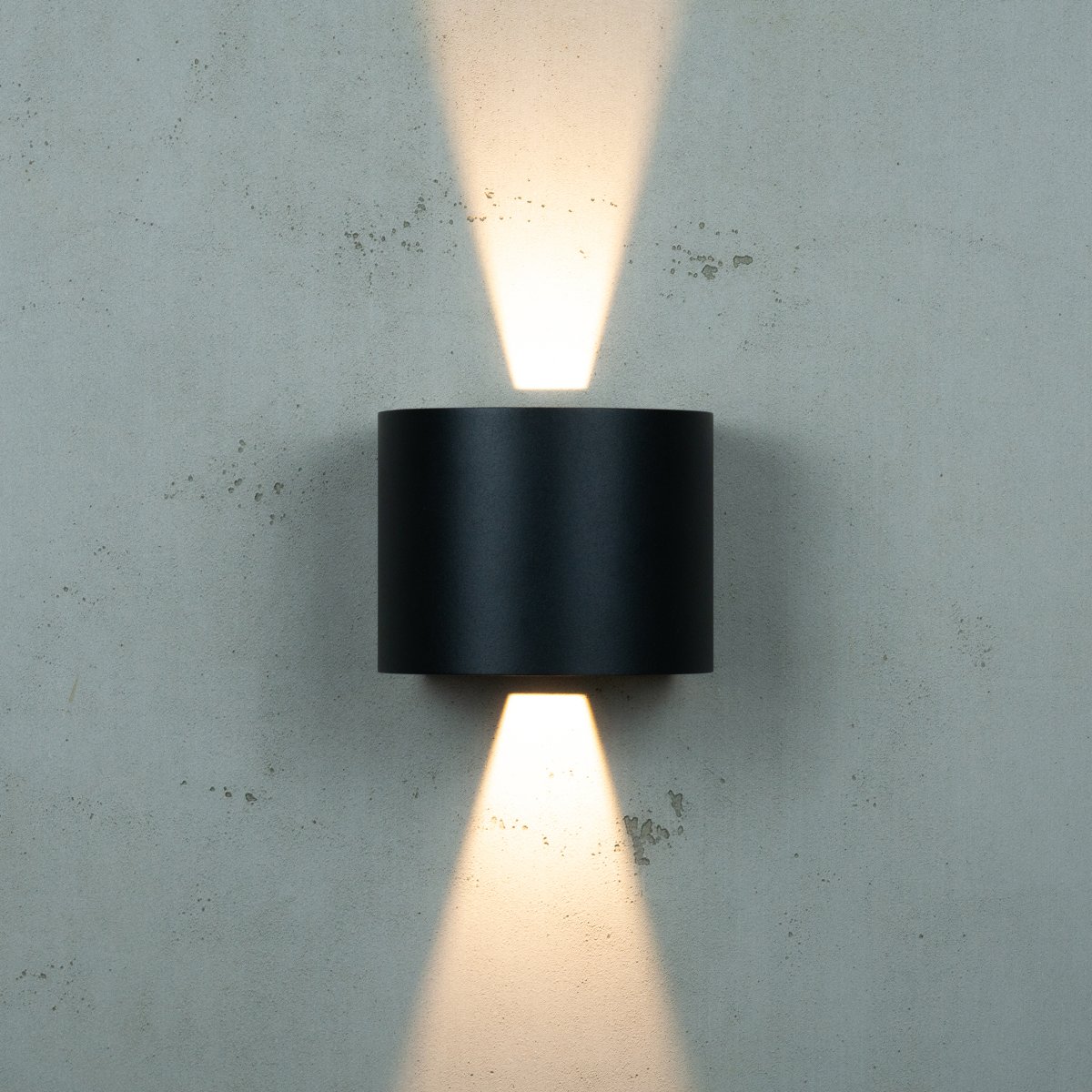 Mars Sort udendørslampe Fra Dyberg Larsen - En ny serie af udendørs lamper til vægge &ndash; Mars har et skarpt og moderne design med lige kanter, der forstærker lampens udtryk.