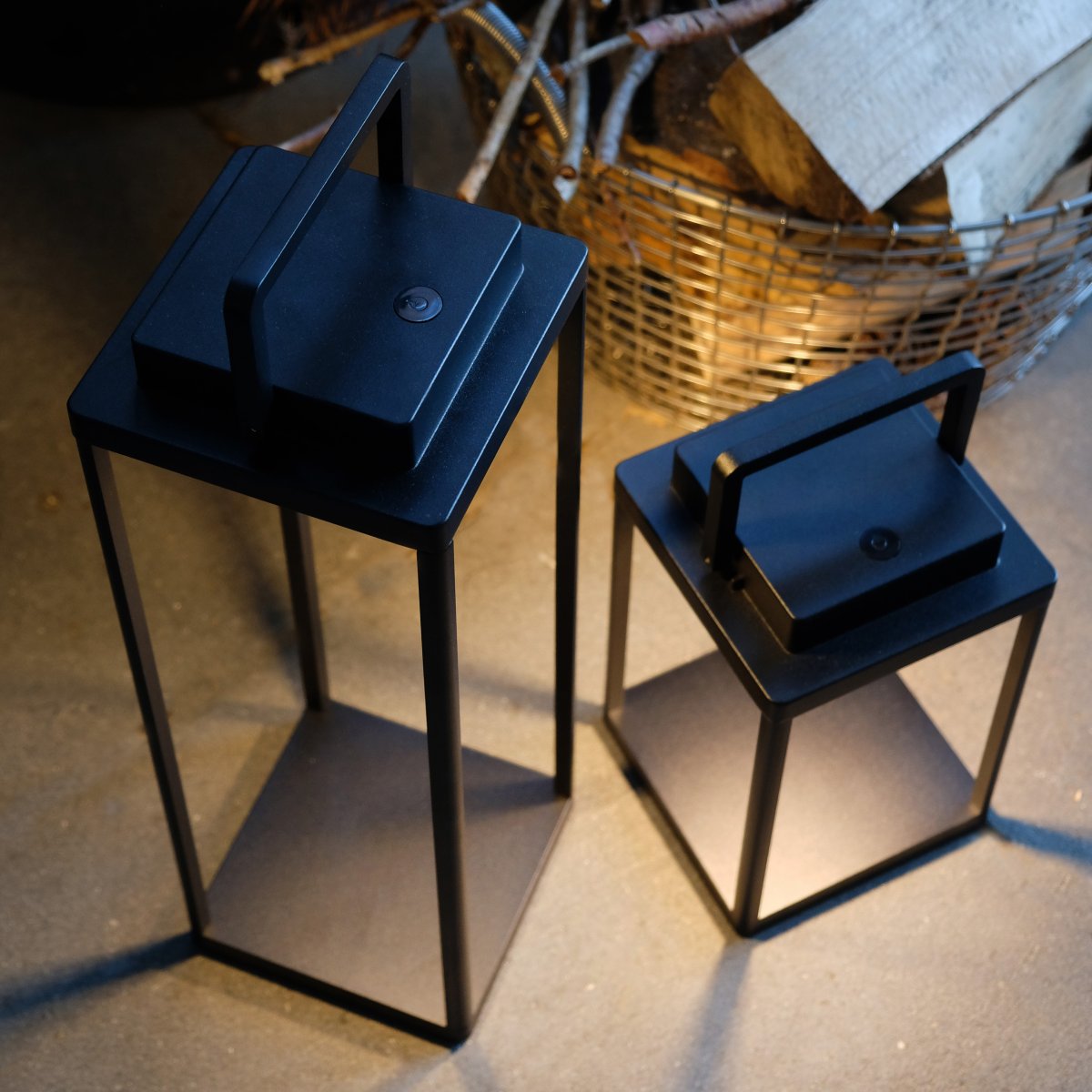 Lucca 24cm Sort bærbar Fra Dyberg Larsen - Lucca er lavet af belagt aluminium og kan stå ude året rundt og skal kun tørres 3-4 gange om året.