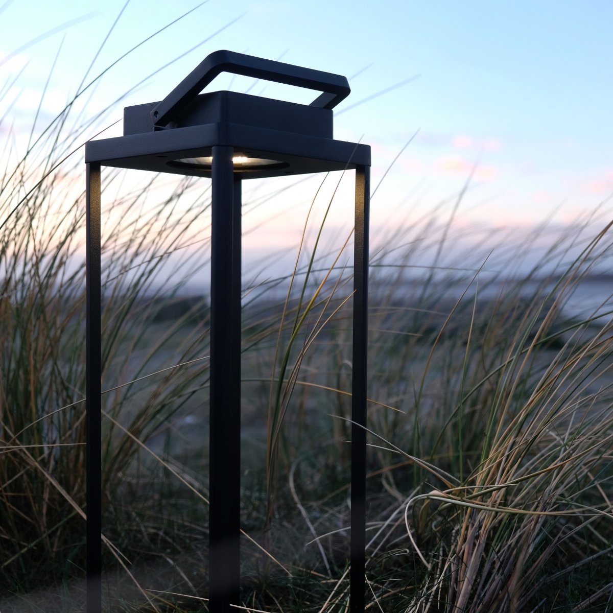 Lucca 34cm Sort bærbar Fra Dyberg Larsen - Lucca er lavet af belagt aluminium og kan stå ude året rundt og skal kun tørres 3-4 gange om året.