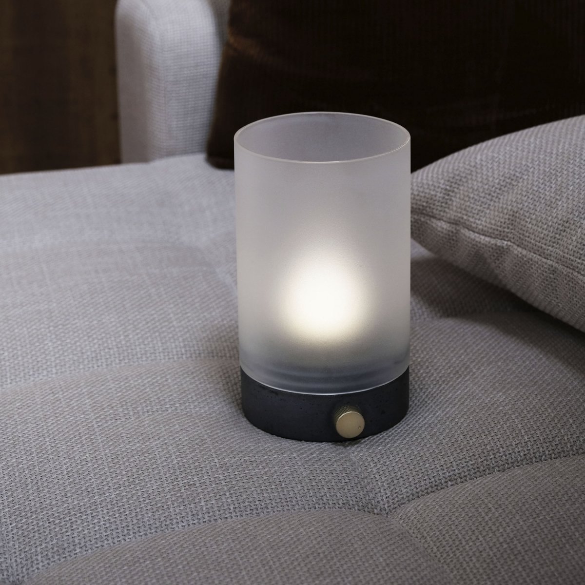 Cozy 20cm Grå bærbar Fra Dyberg Larsen - Hyggelig bordlampe skaber en varm og indbydende atmosfære med sit elegante design og funktionalitet.