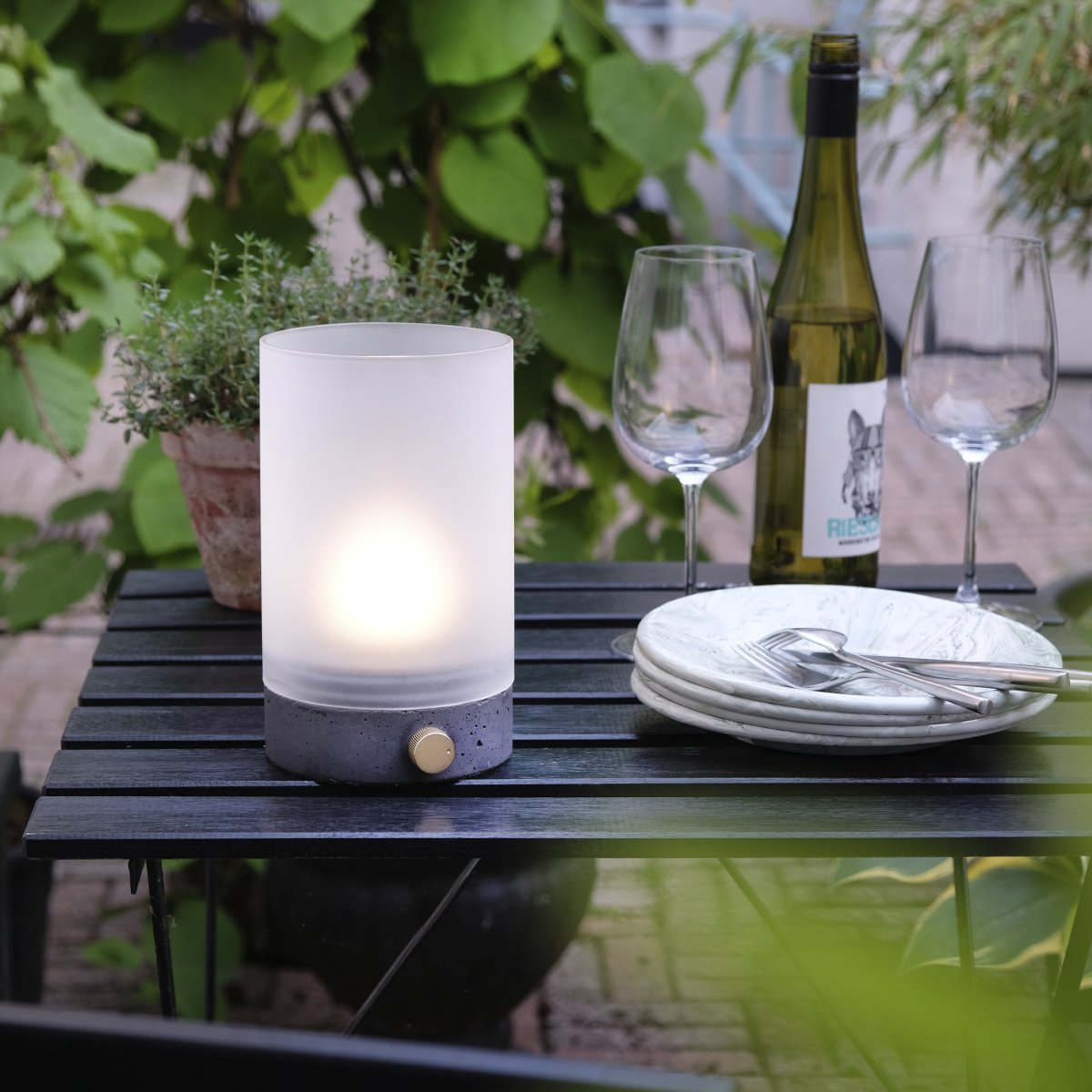 Cozy 20cm Grå bærbar Fra Dyberg Larsen - Hyggelig bordlampe skaber en varm og indbydende atmosfære med sit elegante design og funktionalitet.