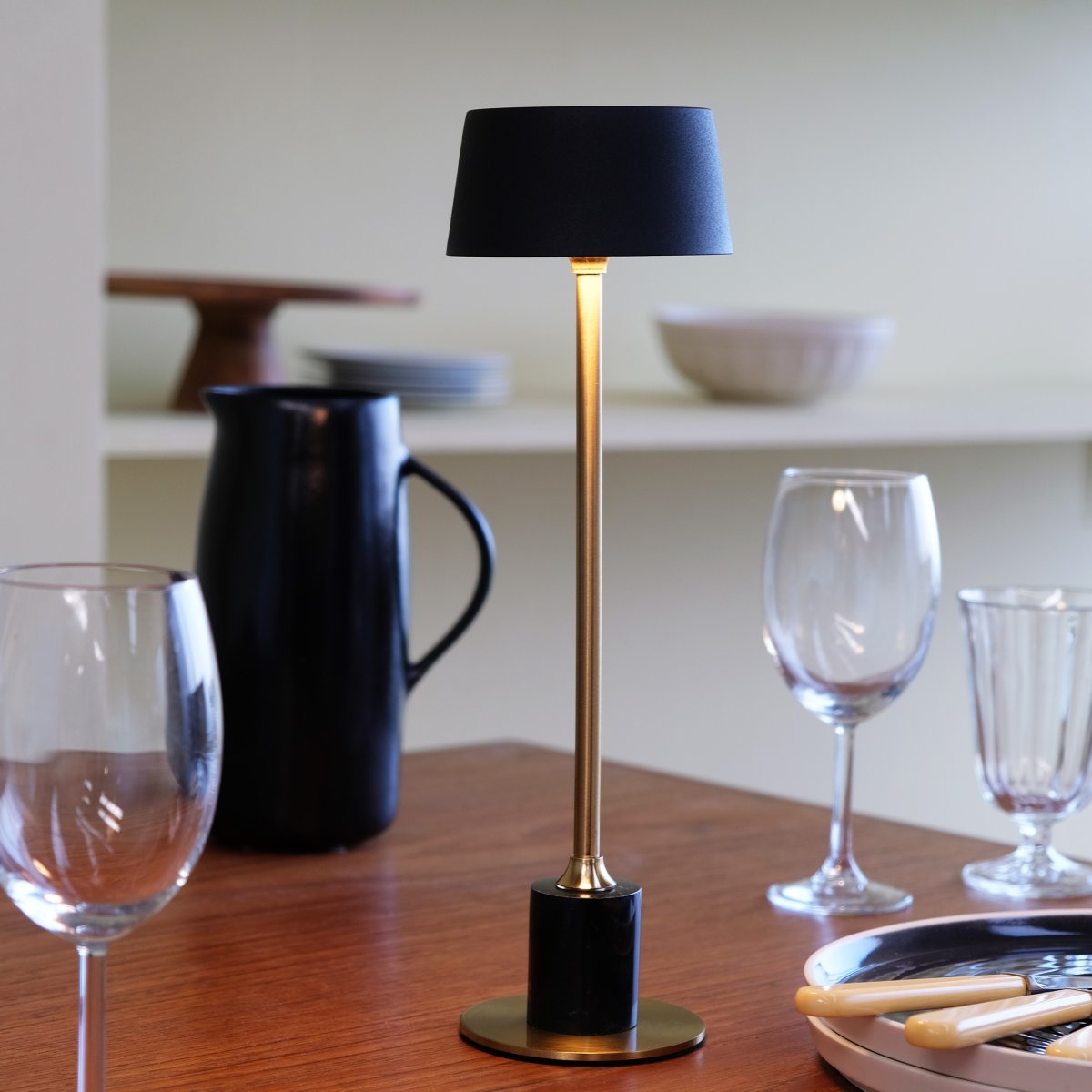Yoyo LED 33cm Messing bærbar Fra Dyberg Larsen - Med en marmorbund og en messingramme, kombineret med en sk&aelig;rm i b&oslash;rstet sort metal, bliver Yoyo en elegant indretningsdetalje.