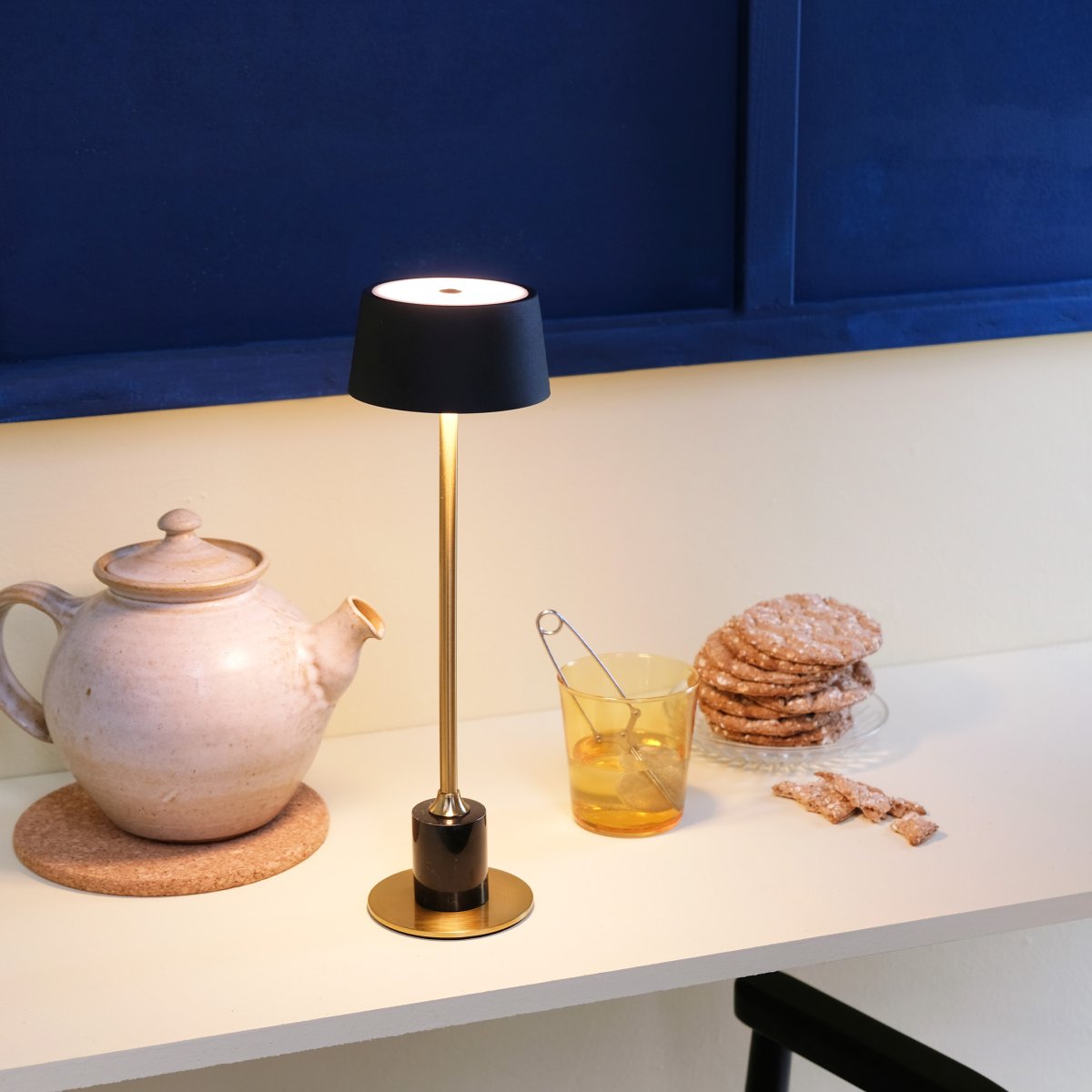 Yoyo LED 33cm Messing bærbar Fra Dyberg Larsen - Med en marmorbund og en messingramme, kombineret med en sk&aelig;rm i b&oslash;rstet sort metal, bliver Yoyo en elegant indretningsdetalje.