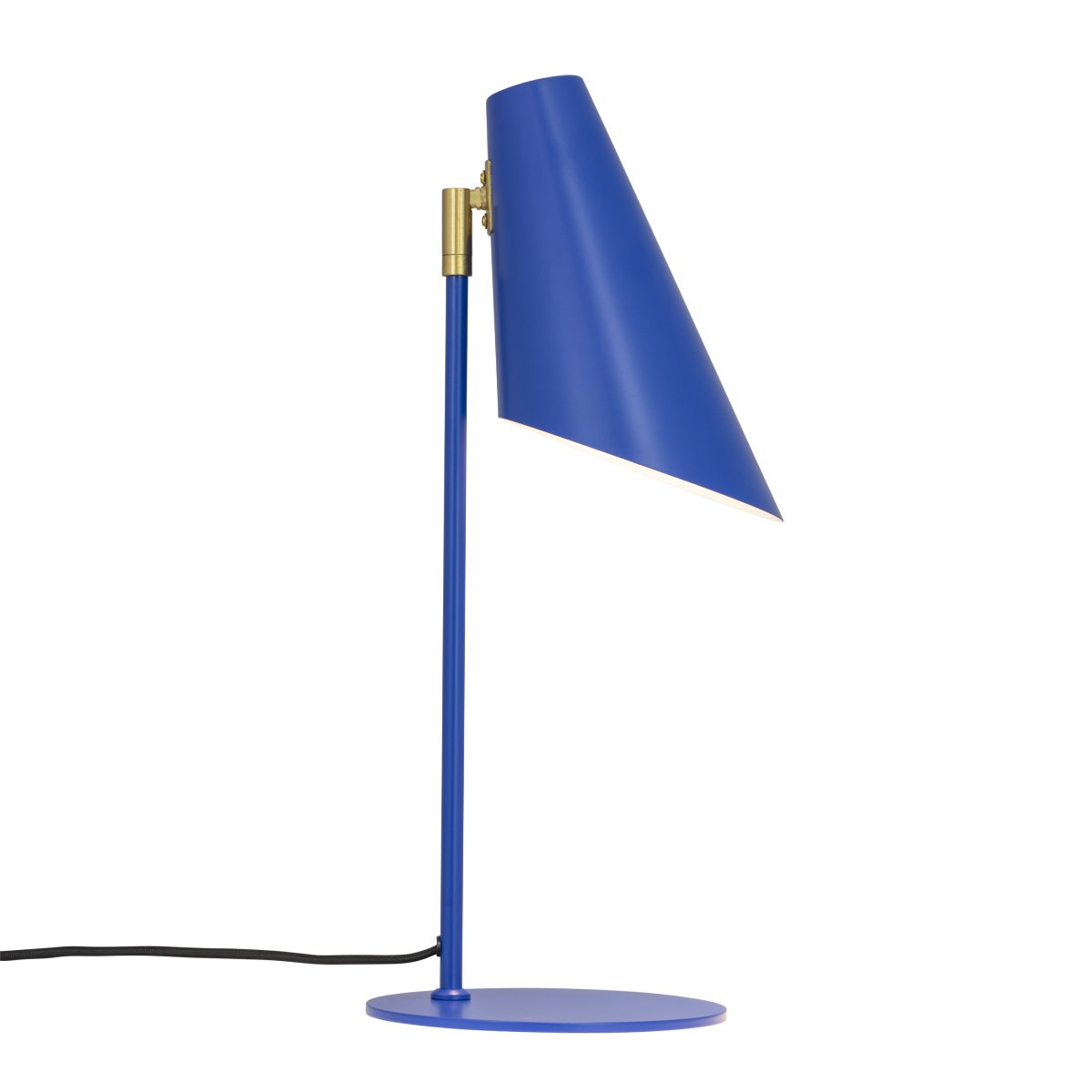 Cale 50cm Mørkeblå skrivebordslampe Fra Dyberg Larsen - Perfekt til at give dit skrivebord eller sidebord et stænk af farve og personlighed, samtidig med at det giver et retningsbestemt og behageligt lys til læsning eller arbejde.
