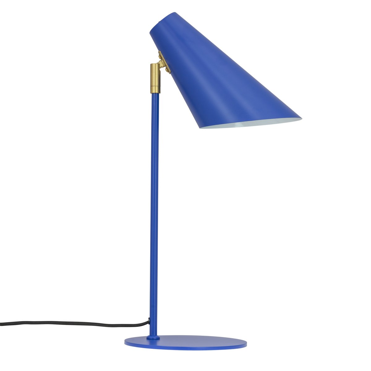 Cale 50cm Mørkeblå skrivebordslampe Fra Dyberg Larsen - Perfekt til at give dit skrivebord eller sidebord et stænk af farve og personlighed, samtidig med at det giver et retningsbestemt og behageligt lys til læsning eller arbejde.