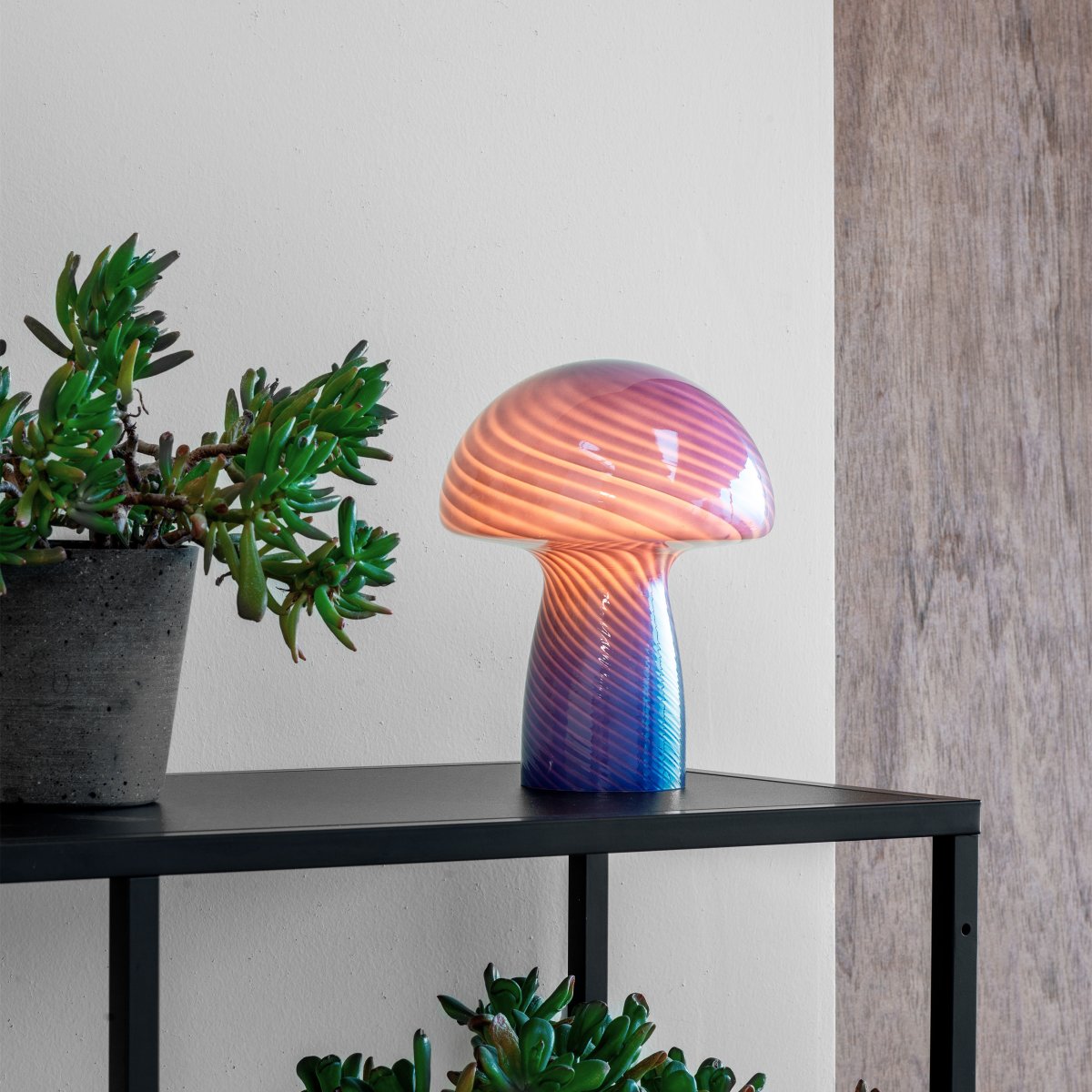 Jenny 23cm Blå bordlampe Fra Dyberg Larsen - Uanset om den er placeret p&aring; et sidebord, vindueskarm, natbord eller skrivebord, er Jenny Mushroom bordlampen et perfekt tilbeh&oslash;r, der fremh&aelig;ver dit hjem med sin charme og elegance.