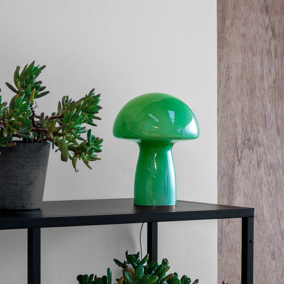 Jenny 23cm Grøn bordlampe Fra Dyberg Larsen - Uanset om den er placeret på et sidebord, vindueskarm, natbord eller skrivebord, er Jenny Mushroom bordlampen et perfekt tilbehør, der fremhæver dit hjem med sin charme og elegance.