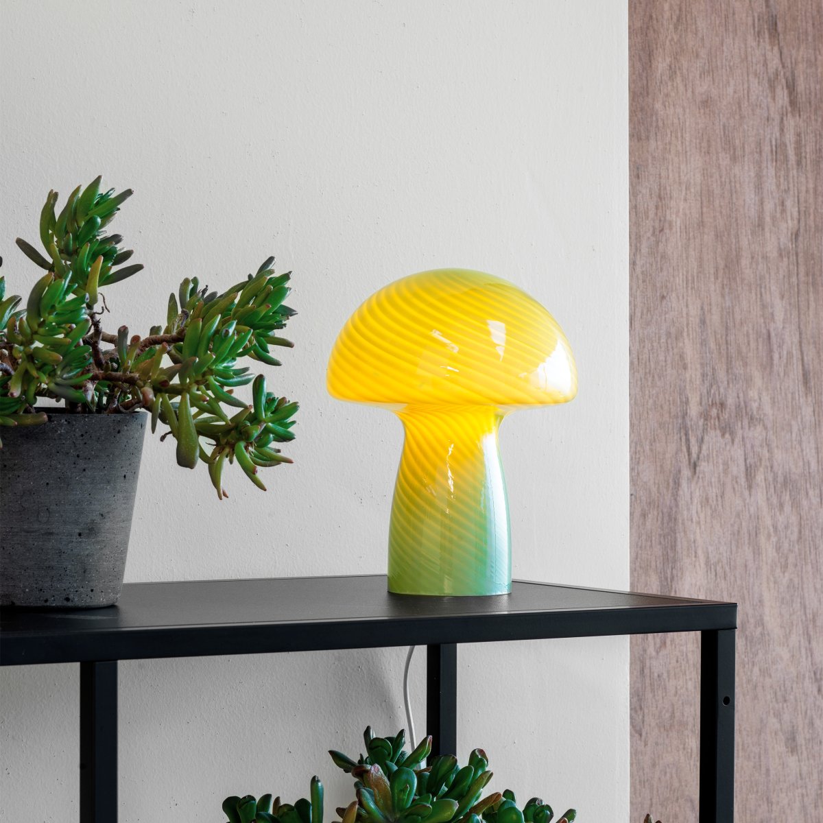 Jenny 23cm Grøn bordlampe Fra Dyberg Larsen - Uanset om den er placeret på et sidebord, vindueskarm, natbord eller skrivebord, er Jenny Mushroom bordlampen et perfekt tilbehør, der fremhæver dit hjem med sin charme og elegance.