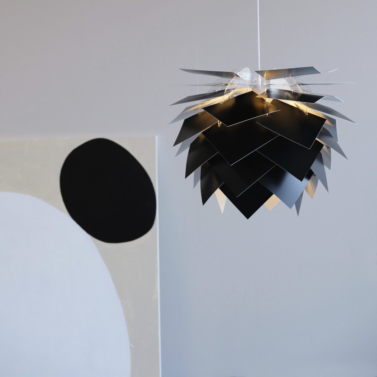 Illumin Ø35 Sort loftslampe Fra Dyberg Larsen - Illumin fra Dyberg Larsen er en stilfuld og bæredygtig lampe, der kombinerer dansk design med funktionalitet og en bæredygtig måde at tænke på.