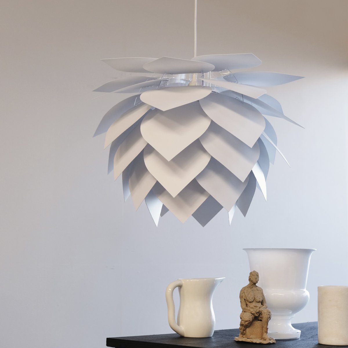 Illumin Ø45 Hvid loftslampe Fra Dyberg Larsen - Illumin fra Dyberg Larsen er en stilfuld og bæredygtig lampe, der kombinerer dansk design med funktionalitet og en bæredygtig måde at tænke på.