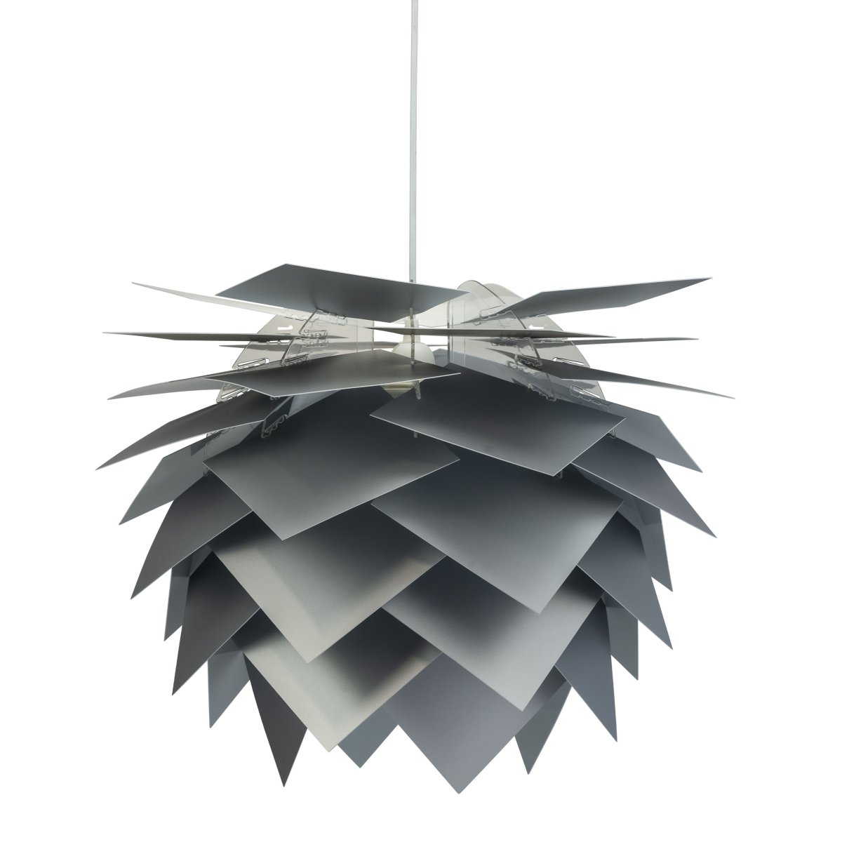 Illumin Ø45 Aluminium loftslampe Fra Dyberg Larsen - Leveres i en eksklusiv sort &aelig;ske med den innovative Rosetta loftkop, en robust ramme, 40 komponenter og en 3 meter lang hvid tekstilledning med lampeholder.