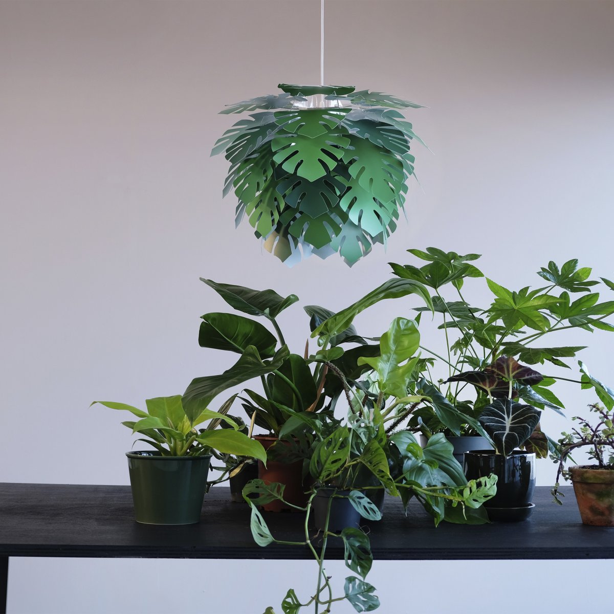 Illumin Ø45 Grøn loftslampe Fra Dyberg Larsen - Illumin er en fantastisk tilf&oslash;jelse til dit hjem, med en subtil gr&oslash;n farve, der udstr&aring;ler en smuk gl&oslash;d og giver et vidunderligt lys.