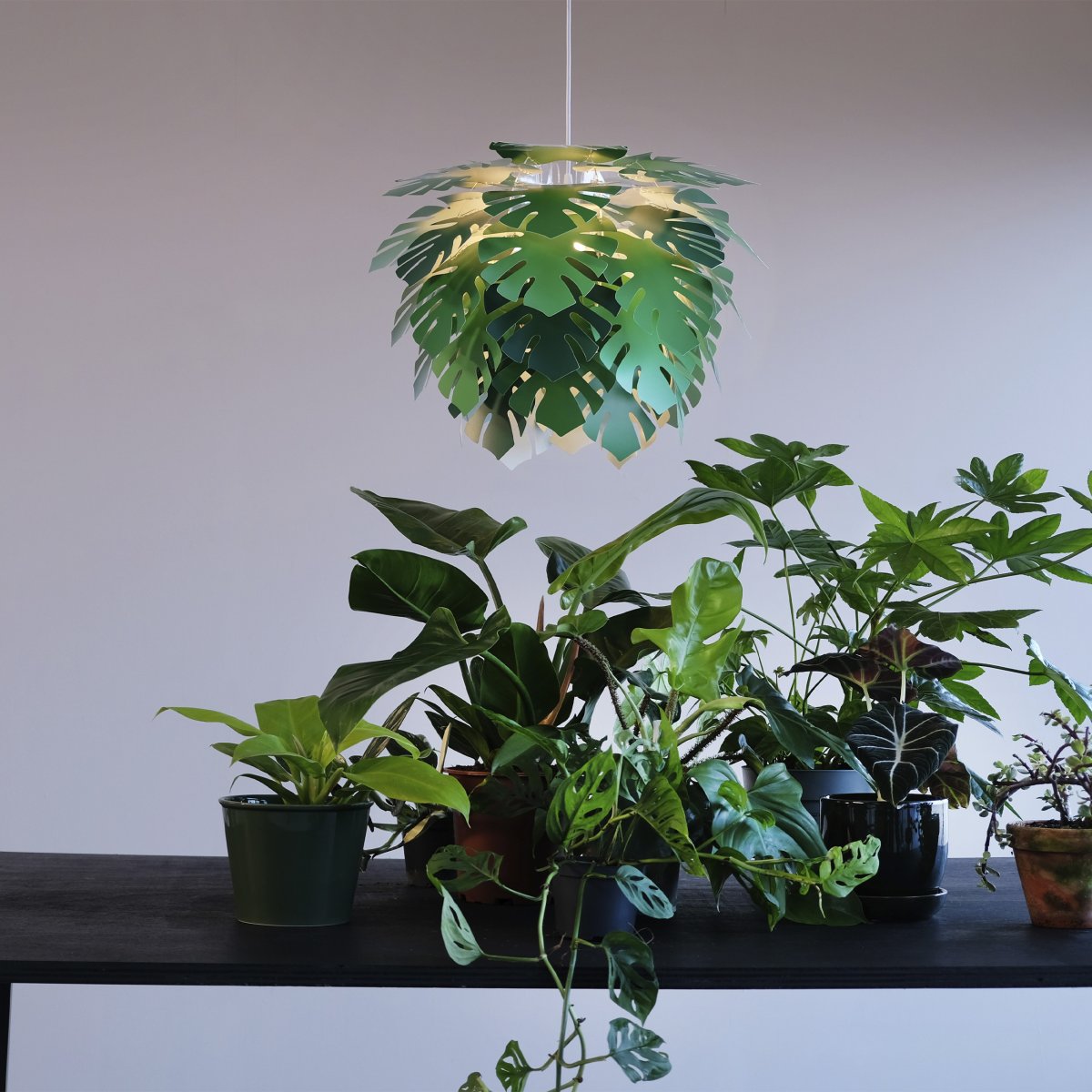 Illumin Ø45 Grøn loftslampe Fra Dyberg Larsen - Illumin er en fantastisk tilf&oslash;jelse til dit hjem, med en subtil gr&oslash;n farve, der udstr&aring;ler en smuk gl&oslash;d og giver et vidunderligt lys.