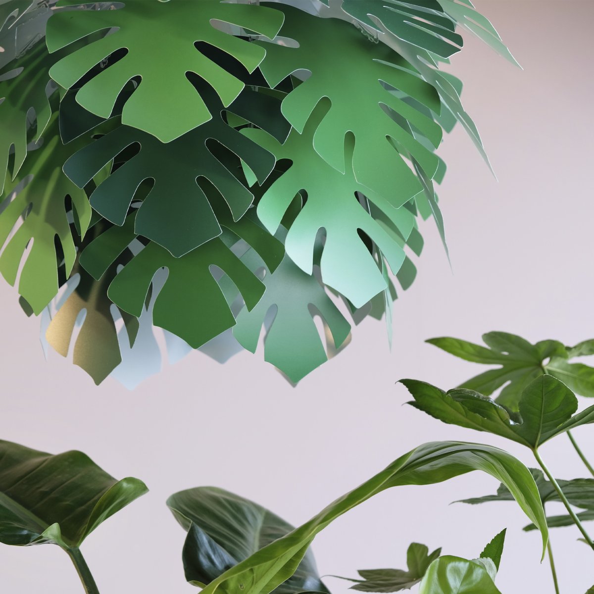 Illumin Ø45 Grøn loftslampe Fra Dyberg Larsen - Illumin er en fantastisk tilf&oslash;jelse til dit hjem, med en subtil gr&oslash;n farve, der udstr&aring;ler en smuk gl&oslash;d og giver et vidunderligt lys.