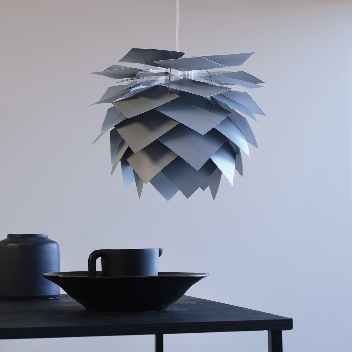 Illumin Ø45 Grå loftslampe Fra Dyberg Larsen - Med denne fleksible gør-det-selv-lampe designet af den danske designer Frank Kerdil får du uendelige muligheder for at skabe din egen personlige belysning.