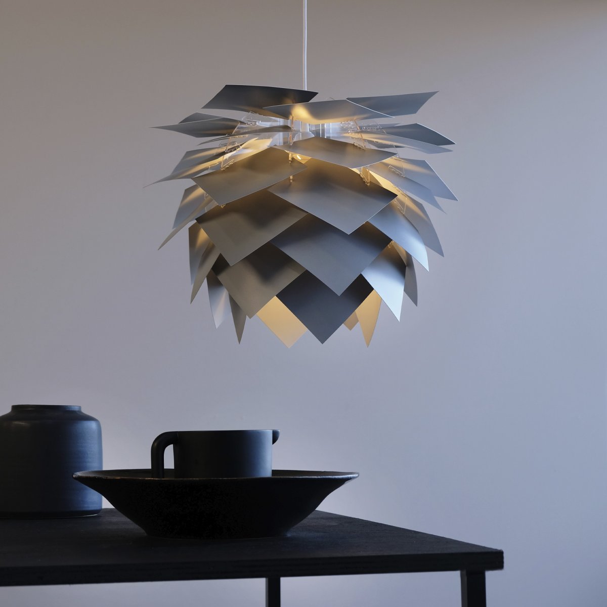 Illumin Ø45 Grå loftslampe Fra Dyberg Larsen - Med denne fleksible gør-det-selv-lampe designet af den danske designer Frank Kerdil får du uendelige muligheder for at skabe din egen personlige belysning.