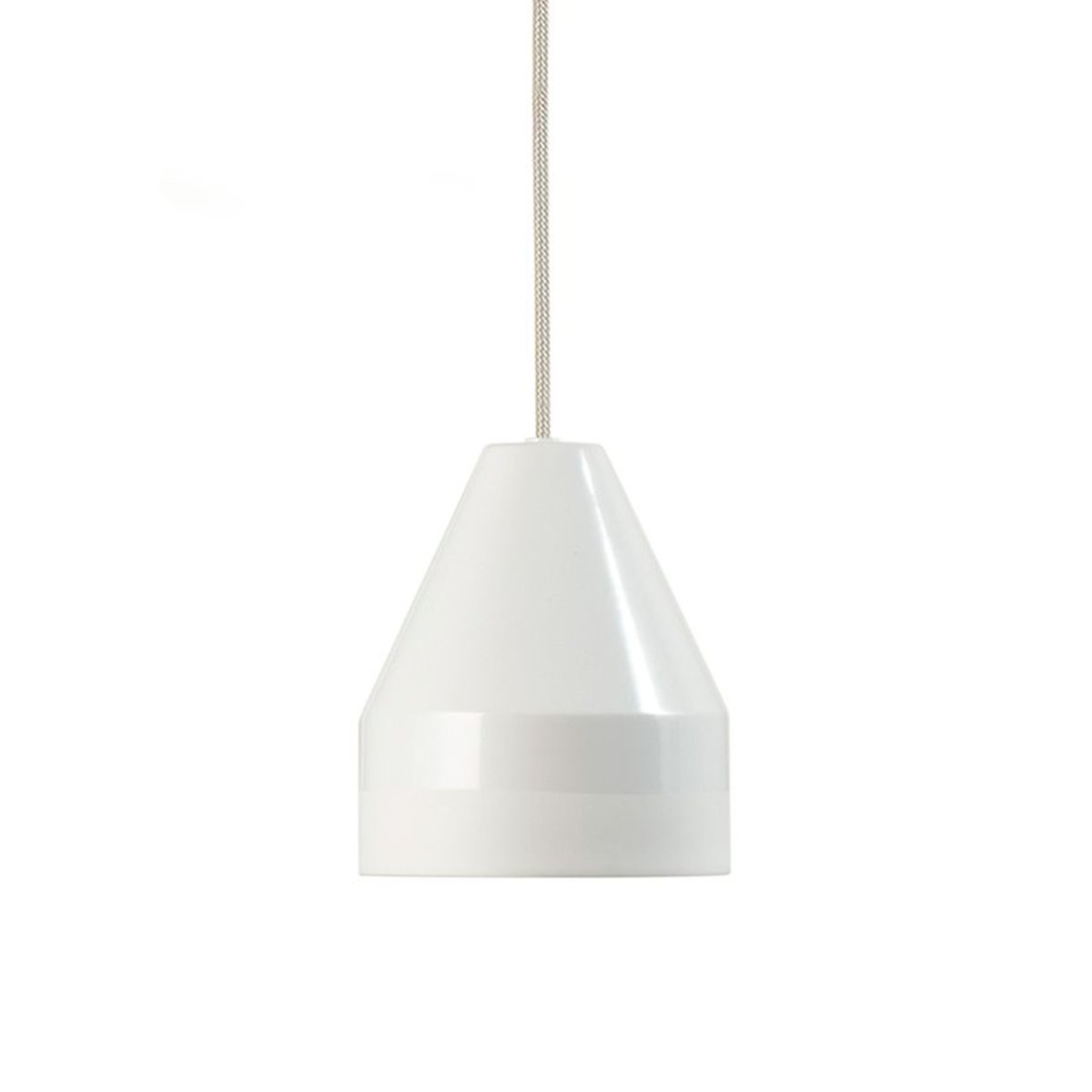 Crayon Ø30 Hvid loftslampe Fra Dyberg Larsen - Crayon-lampen er inspireret af de charmerende, ikoniske farveblyanter og er subtilt og elegant designet i metal.