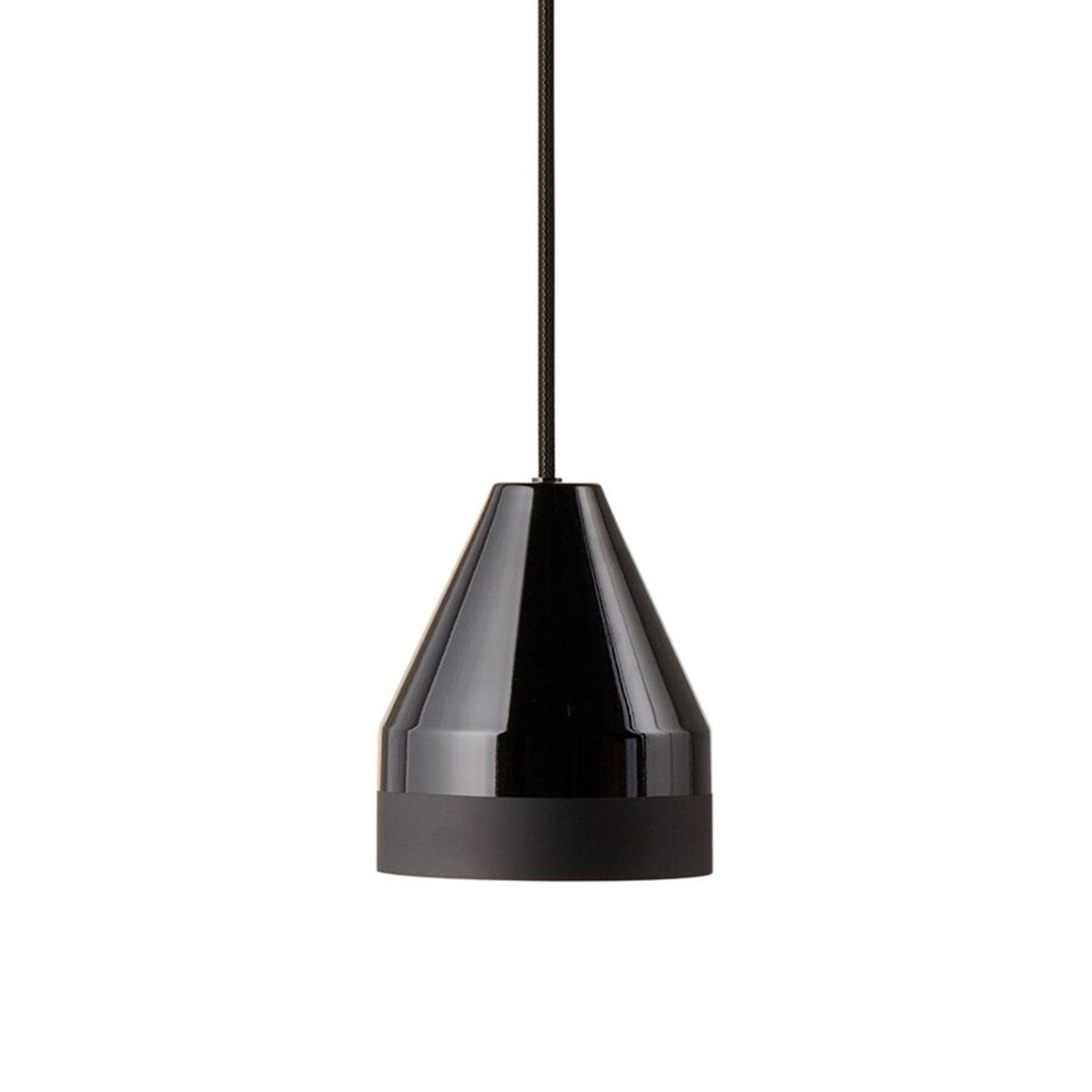 Crayon Ø30 Sort loftslampe Fra Dyberg Larsen - En perfekt blanding af legende og stil, Crayon er den perfekte lampe til dig, der vil have noget, der vil lyse op og skabe karakter i dit hjemLys er ikke en ting.