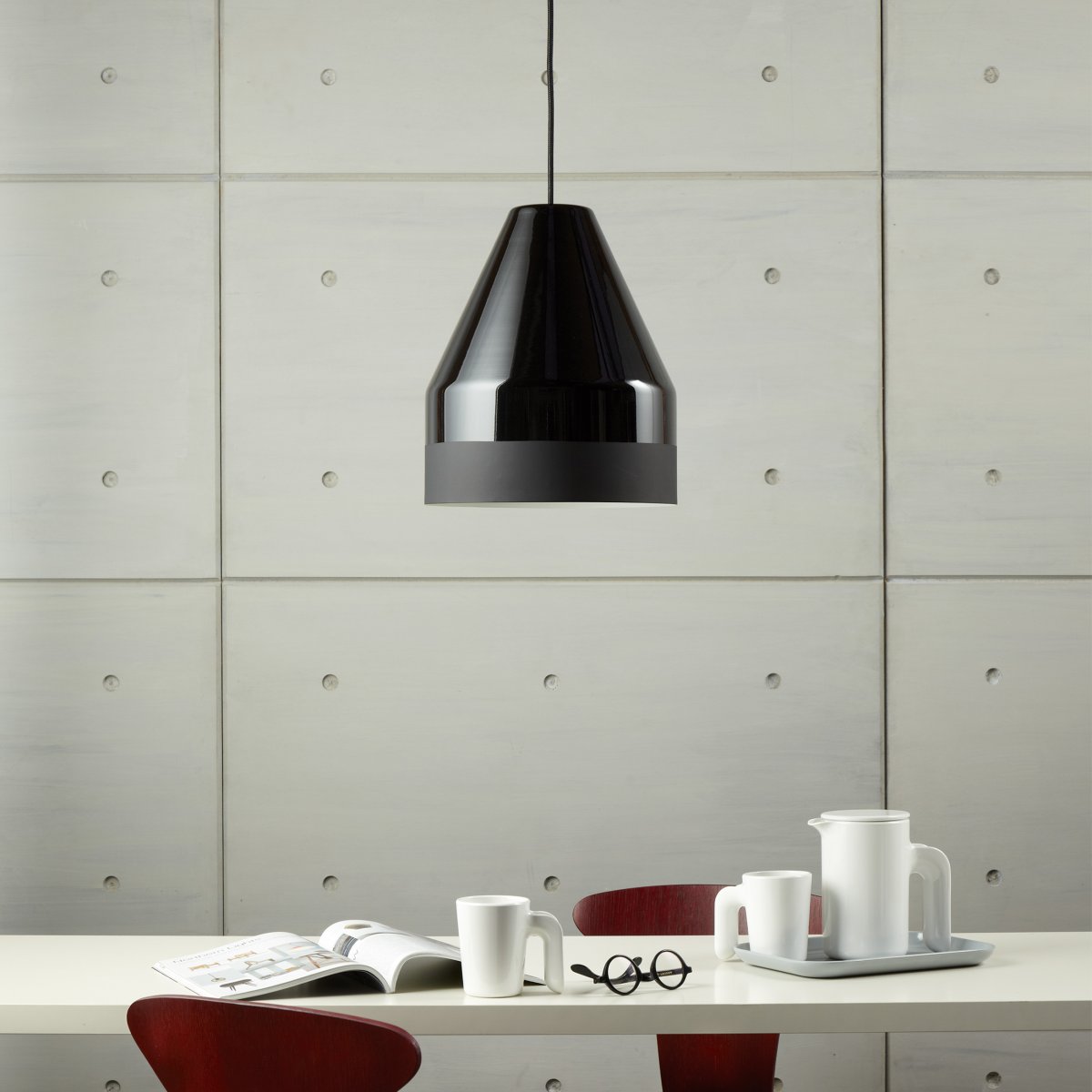 Crayon Ø30 Sort loftslampe Fra Dyberg Larsen - En perfekt blanding af legende og stil, Crayon er den perfekte lampe til dig, der vil have noget, der vil lyse op og skabe karakter i dit hjemLys er ikke en ting.
