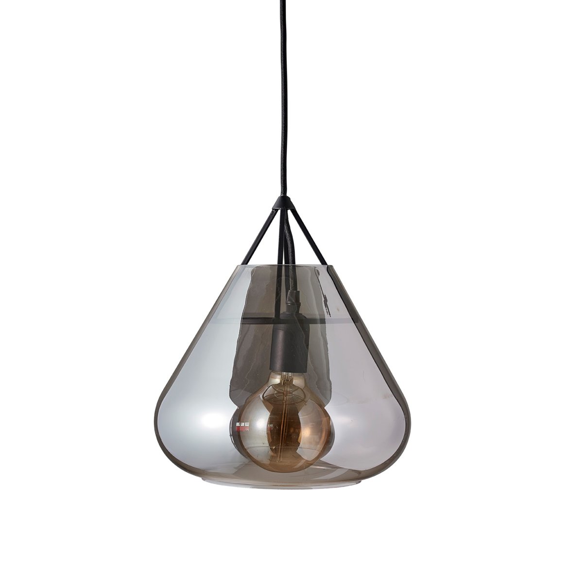 Volta Ø26 Sort loftslampe Fra Dyberg Larsen - Den spreder et fokuseret lys nedenunder, mens åbningen i toppen skaber et dekorativt spil af lys op og ned, der giver rummet både atmosfære og stil.