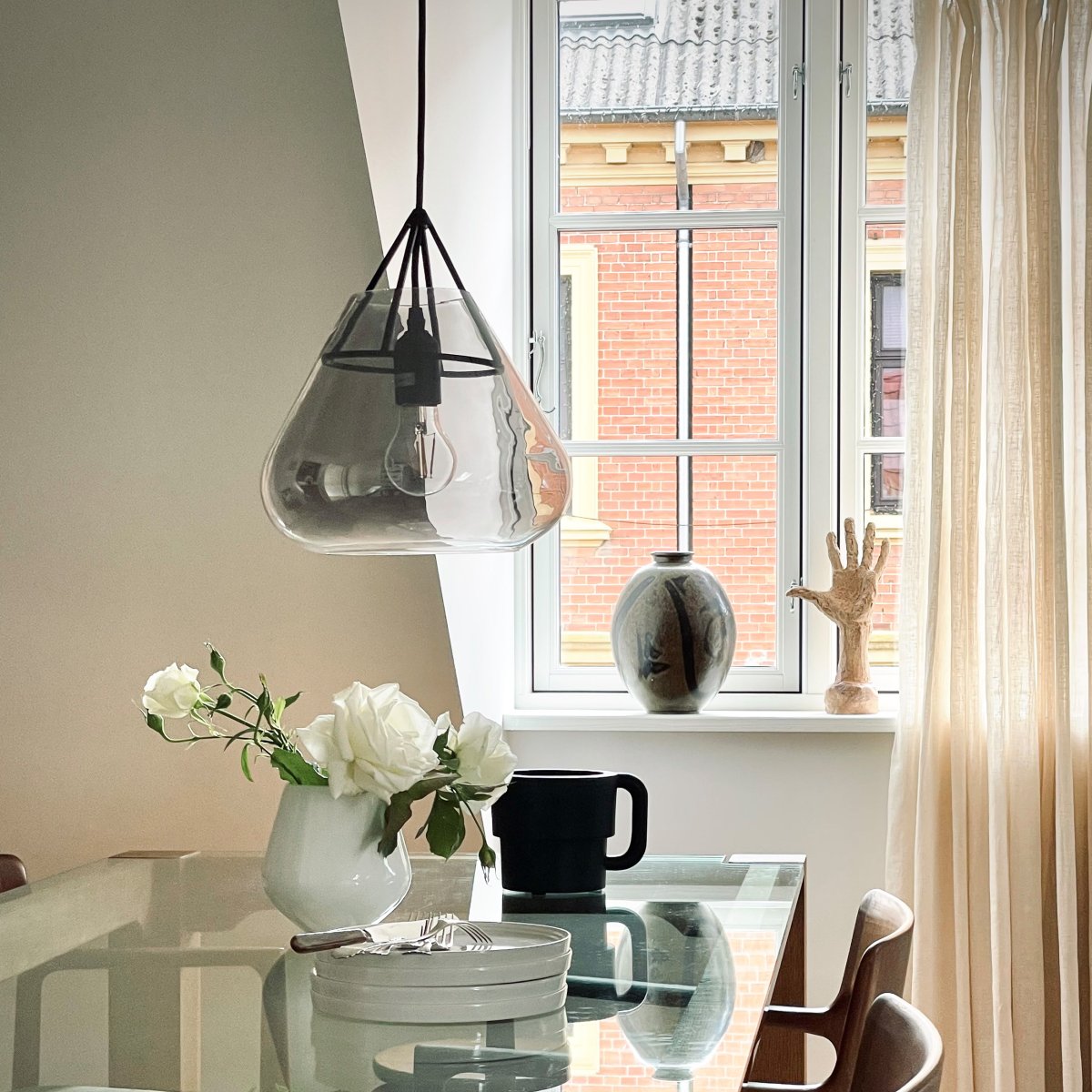 Volta Ø26 Sort loftslampe Fra Dyberg Larsen - Den spreder et fokuseret lys nedenunder, mens åbningen i toppen skaber et dekorativt spil af lys op og ned, der giver rummet både atmosfære og stil.