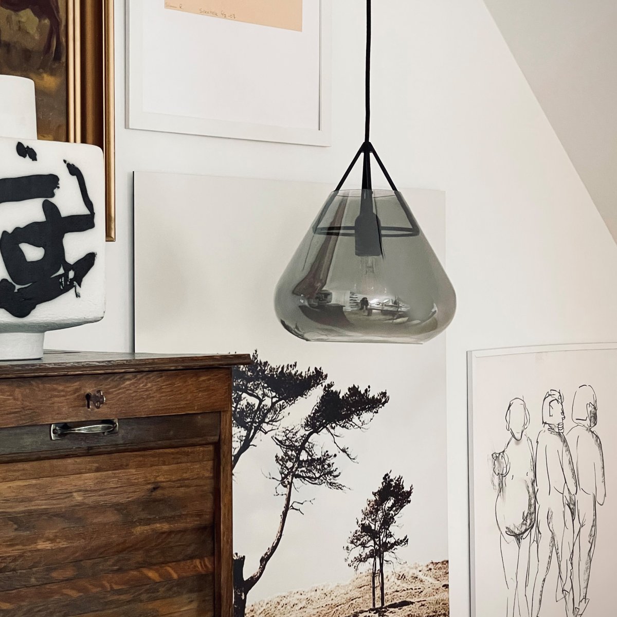 Volta Ø26 Sort loftslampe Fra Dyberg Larsen - Den spreder et fokuseret lys nedenunder, mens åbningen i toppen skaber et dekorativt spil af lys op og ned, der giver rummet både atmosfære og stil.