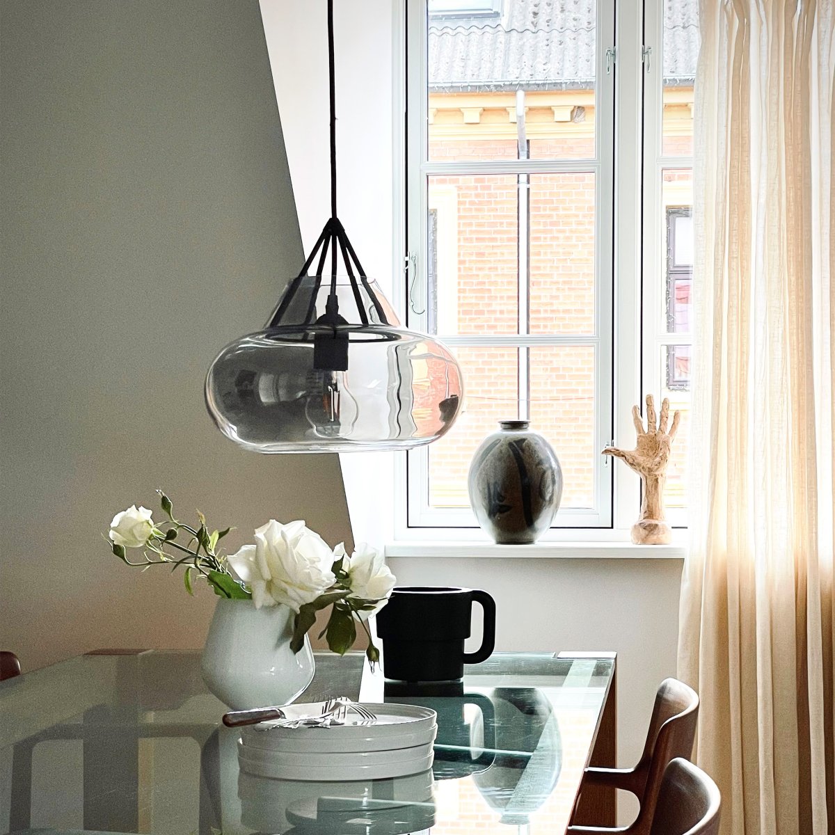 Polo Ø30 Sort loftslampe Fra Dyberg Larsen - Polo pendel fra Dyberg Larsen kombinerer elegant røget glas med mat metal til en pendel, der er mere end bare funktionel &ndash; det er et kunstværk.