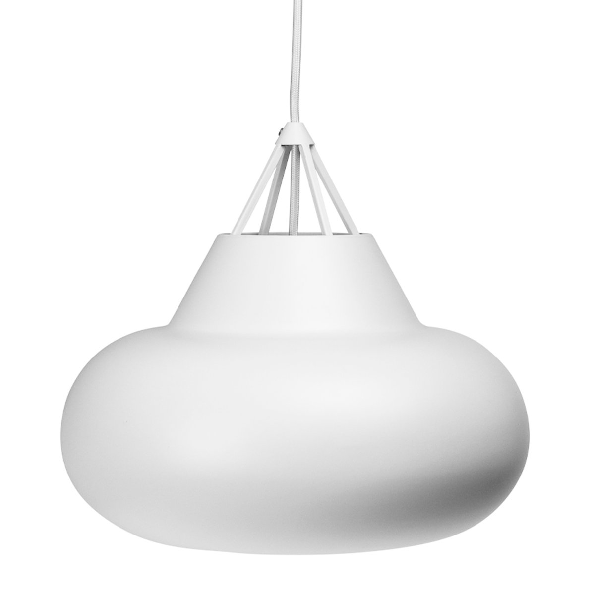 Polo Ø30 Hvid loftslampe Fra Dyberg Larsen - Designet af Frank Kerdil, denne sorte pendel er lavet af mat metal og har et minimalistisk ydre med et moderne og karismatisk look, hvor lys, form og funktion mødes.