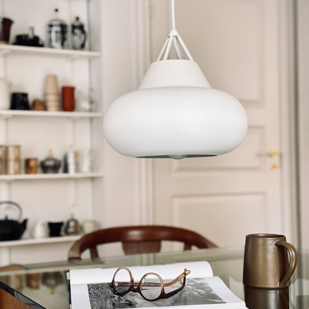 Polo Ø30 Hvid loftslampe Fra Dyberg Larsen - Designet af Frank Kerdil, denne sorte pendel er lavet af mat metal og har et minimalistisk ydre med et moderne og karismatisk look, hvor lys, form og funktion mødes.