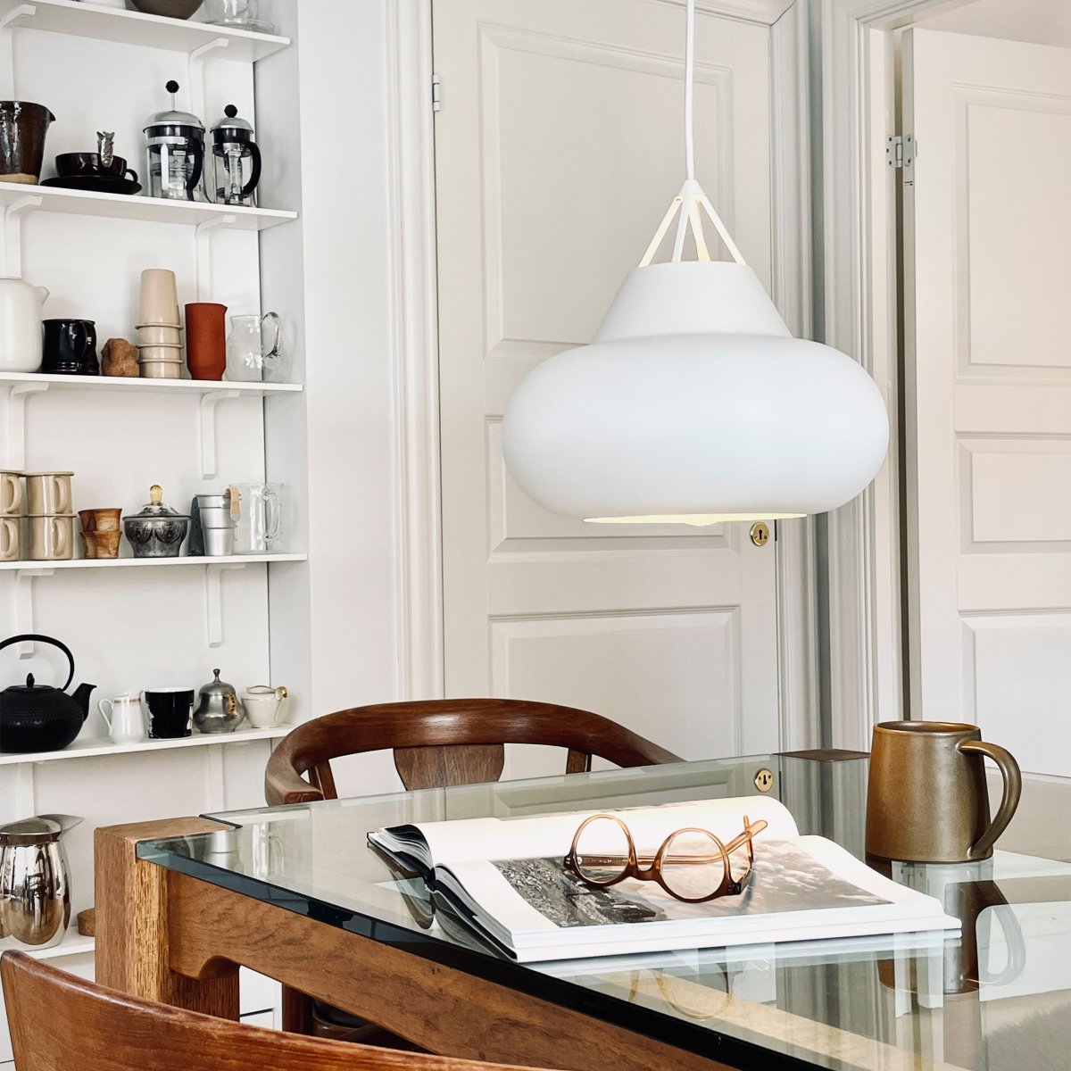 Polo Ø30 Hvid loftslampe Fra Dyberg Larsen - Designet af Frank Kerdil, denne sorte pendel er lavet af mat metal og har et minimalistisk ydre med et moderne og karismatisk look, hvor lys, form og funktion mødes.