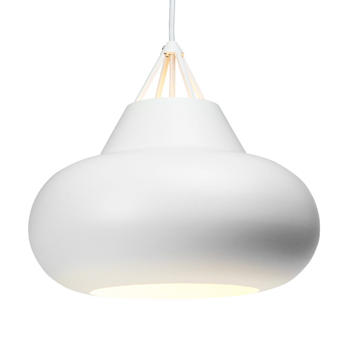 Polo Ø30 Hvid loftslampe Fra Dyberg Larsen - Designet af Frank Kerdil, denne sorte pendel er lavet af mat metal og har et minimalistisk ydre med et moderne og karismatisk look, hvor lys, form og funktion mødes.
