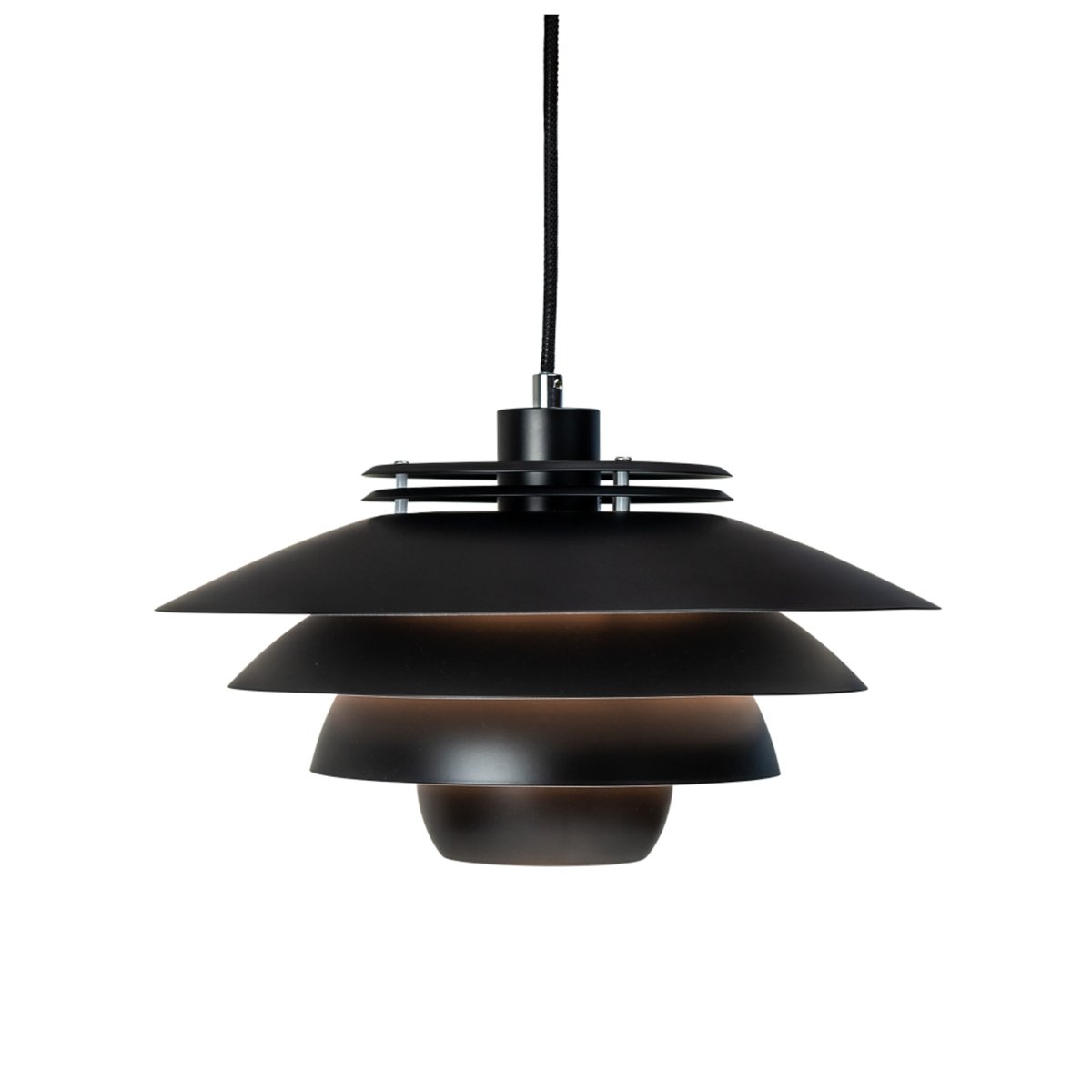 Ejka Ø38 Sort loftslampe Fra Dyberg Larsen - Ejka er også tilgængelig&aring; i farverne hvid, mørkegrå og mørkegrøn, hvilket gør det nemt at finde en stil, der passer til din indretning.