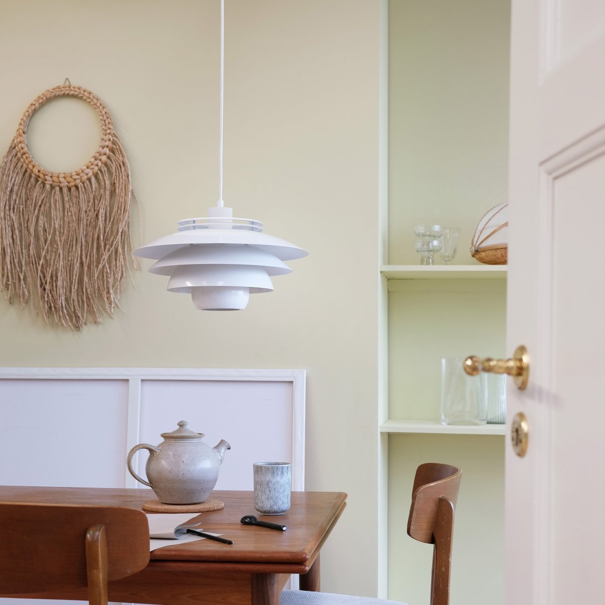 Ejka Ø38 Hvid loftslampe Fra Dyberg Larsen - Ejka er også tilgængelig&aring; i farverne sort, mørkegrå og mørkegrøn, hvilket gør det nemt at finde en stil, der komplementerer din indretning.