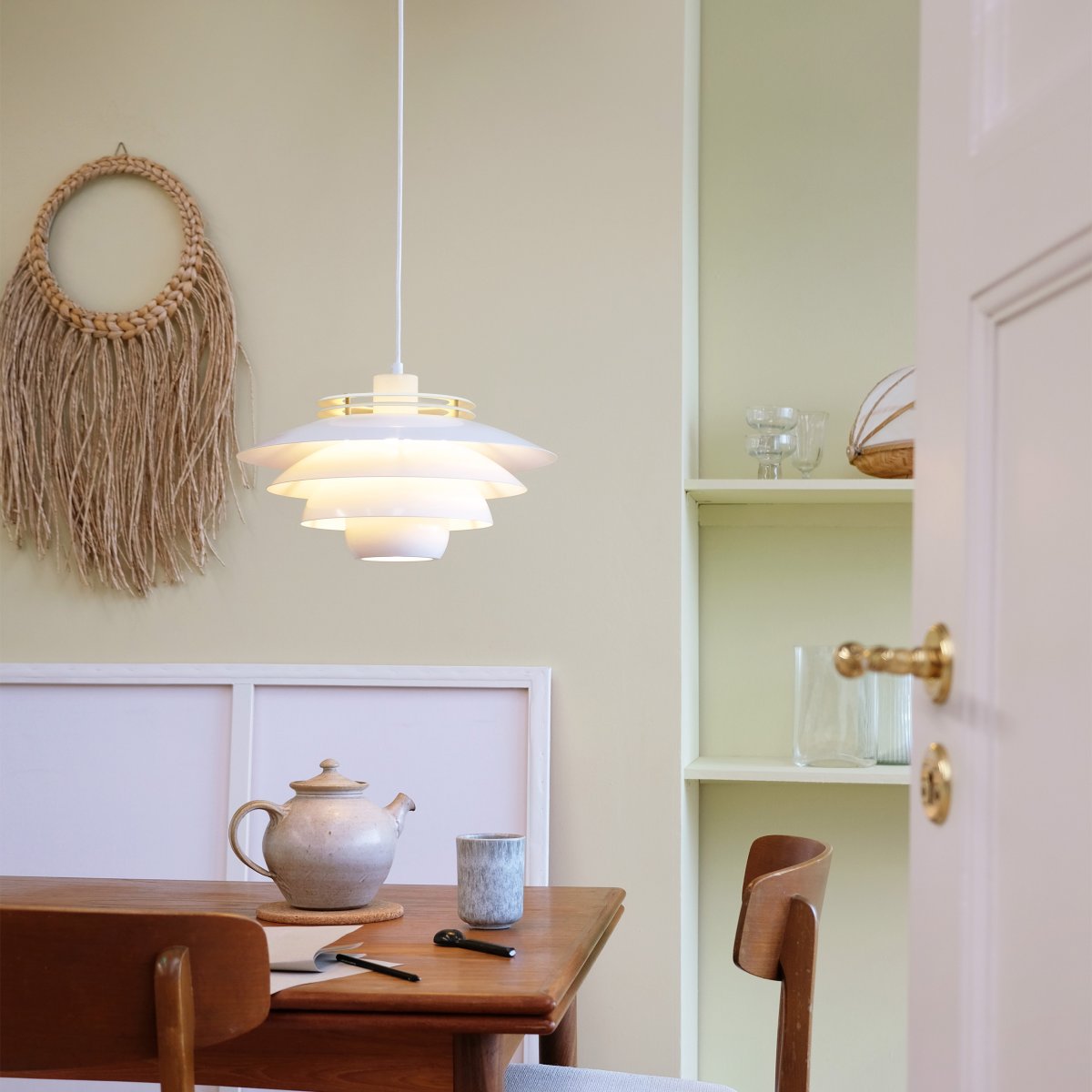 Ejka Ø38 Hvid loftslampe Fra Dyberg Larsen - Ejka er også tilgængelig&aring; i farverne sort, mørkegrå og mørkegrøn, hvilket gør det nemt at finde en stil, der komplementerer din indretning.