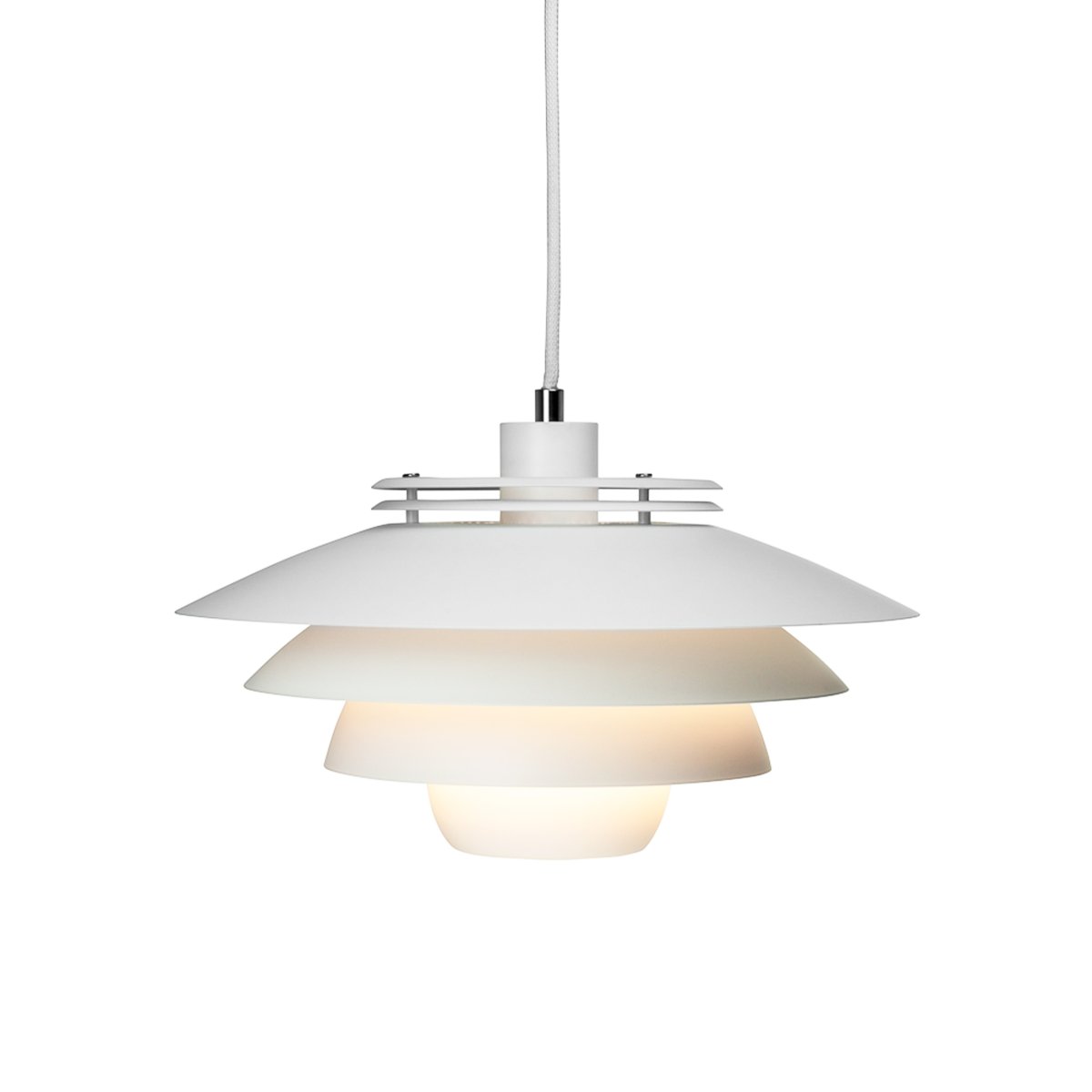 Ejka Ø38 Hvid loftslampe Fra Dyberg Larsen - Ejka er også tilgængelig&aring; i farverne sort, mørkegrå og mørkegrøn, hvilket gør det nemt at finde en stil, der komplementerer din indretning.