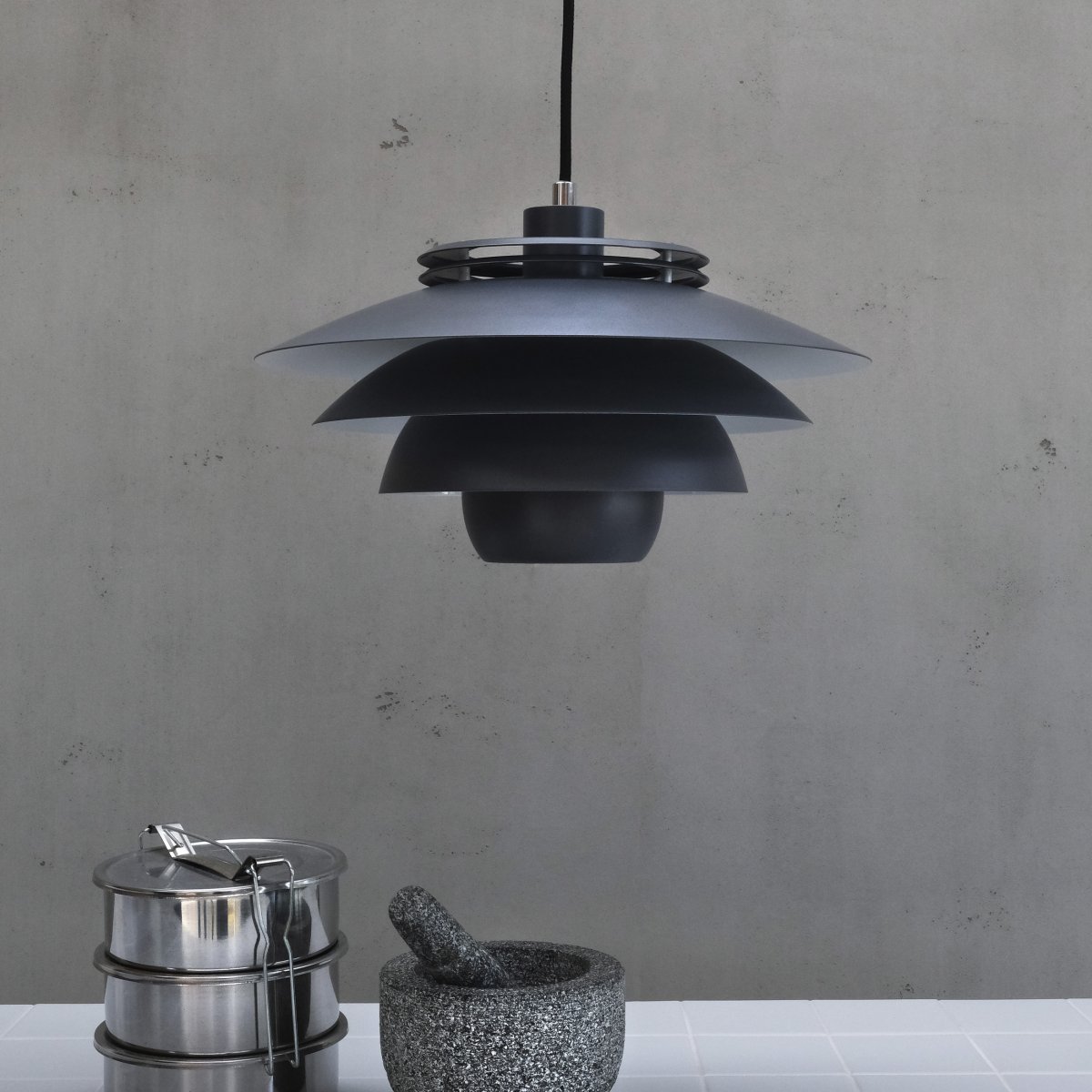 Ejka Ø38 Mørkegrå loftslampe Fra Dyberg Larsen - Ejka er også tilgængelig&aring; i farverne hvid, mørkegrå og mørkegrøn, hvilket gør det nemt at finde en stil, der passer til din indretning.
