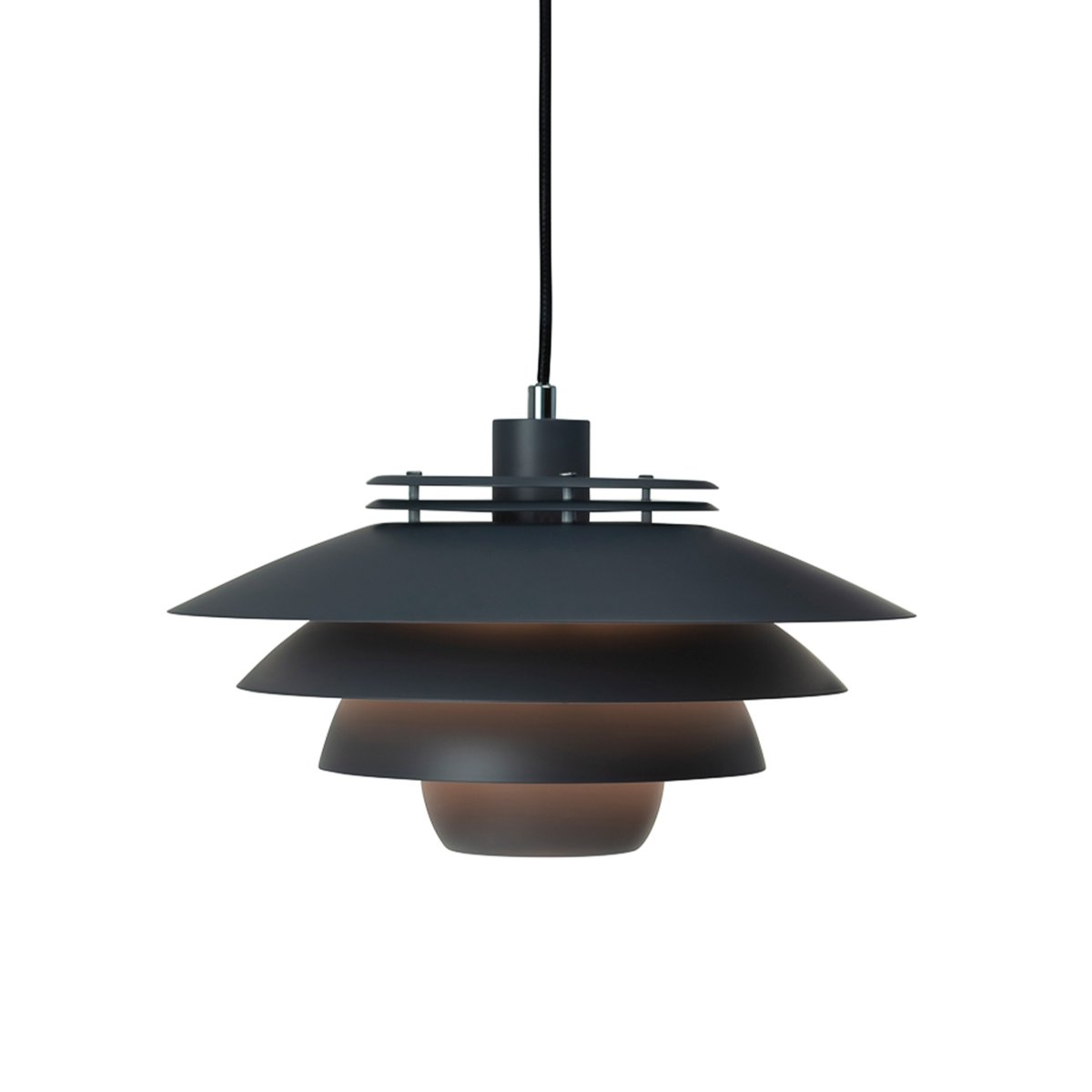 Ejka Ø38 Mørkegrå loftslampe Fra Dyberg Larsen - Ejka er også tilgængelig&aring; i farverne hvid, mørkegrå og mørkegrøn, hvilket gør det nemt at finde en stil, der passer til din indretning.