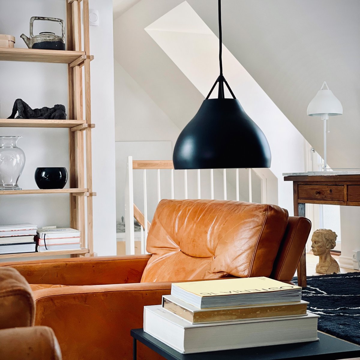 Pyra Ø30 Sort loftslampe Fra Dyberg Larsen - Pyra er designet af Frank Kerdil for Dyberg Larsen, og er en lampe, der bringer lyskvalitet og stil ind i dit hjem.