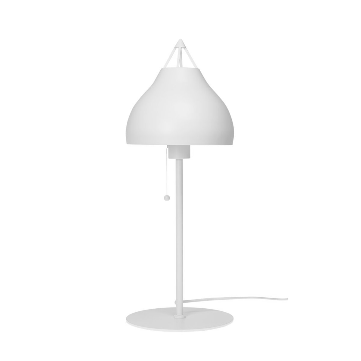 Pyra 60cm Hvid bordlampe Fra Dyberg Larsen - Pyra bordlampe i smuk mat hvid farve har en klassisk, nordisk stil med et stort og elegant design, der spreder et atmosfærisk lys.