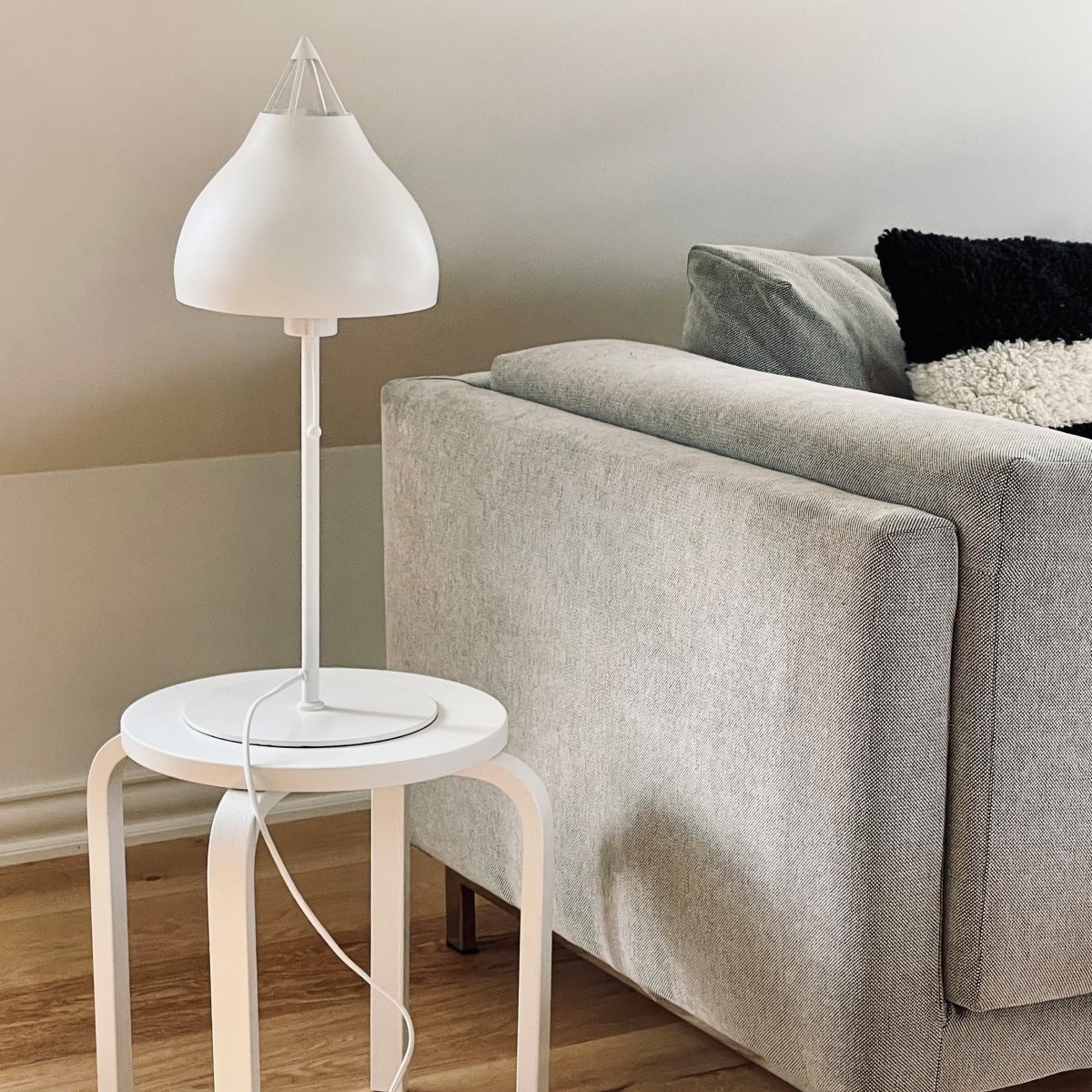 Pyra 60cm Hvid bordlampe Fra Dyberg Larsen - Pyra bordlampe i smuk mat hvid farve har en klassisk, nordisk stil med et stort og elegant design, der spreder et atmosfærisk lys.