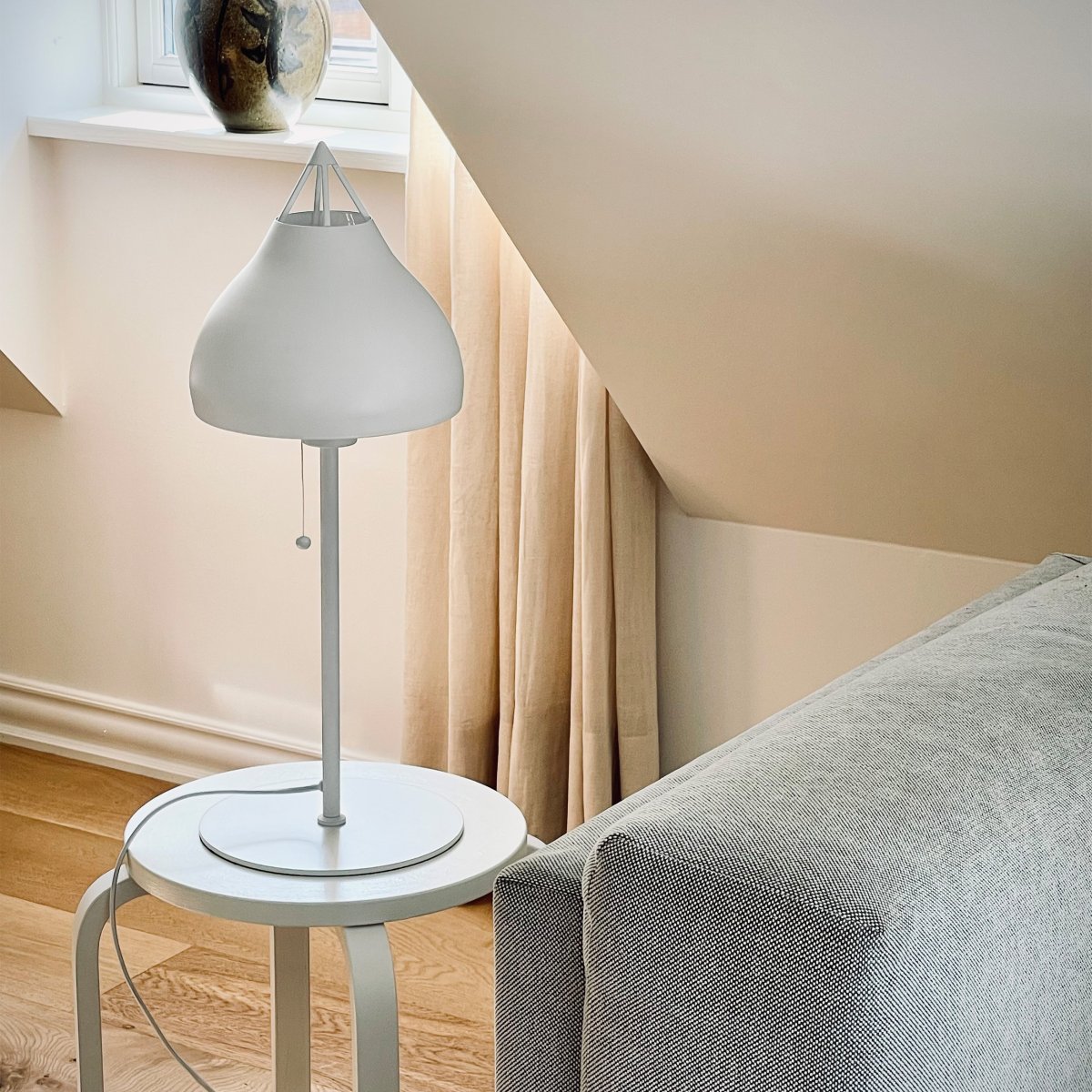 Pyra 60cm Hvid bordlampe Fra Dyberg Larsen - Pyra bordlampe i smuk mat hvid farve har en klassisk, nordisk stil med et stort og elegant design, der spreder et atmosfærisk lys.