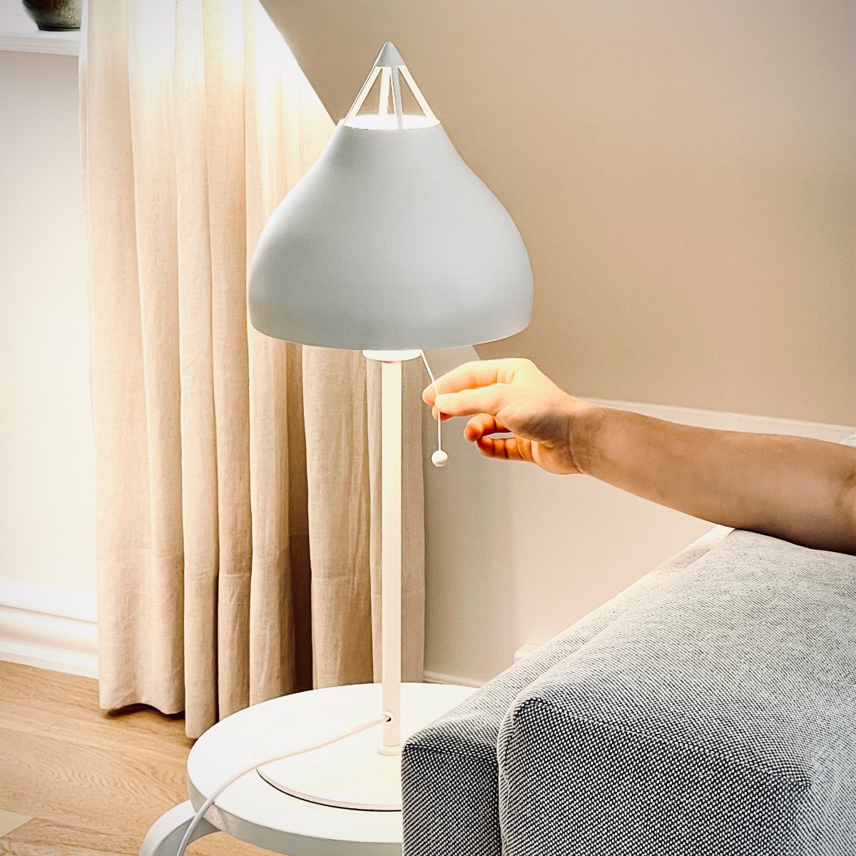 Pyra 60cm Hvid bordlampe Fra Dyberg Larsen - Pyra bordlampe i smuk mat hvid farve har en klassisk, nordisk stil med et stort og elegant design, der spreder et atmosfærisk lys.