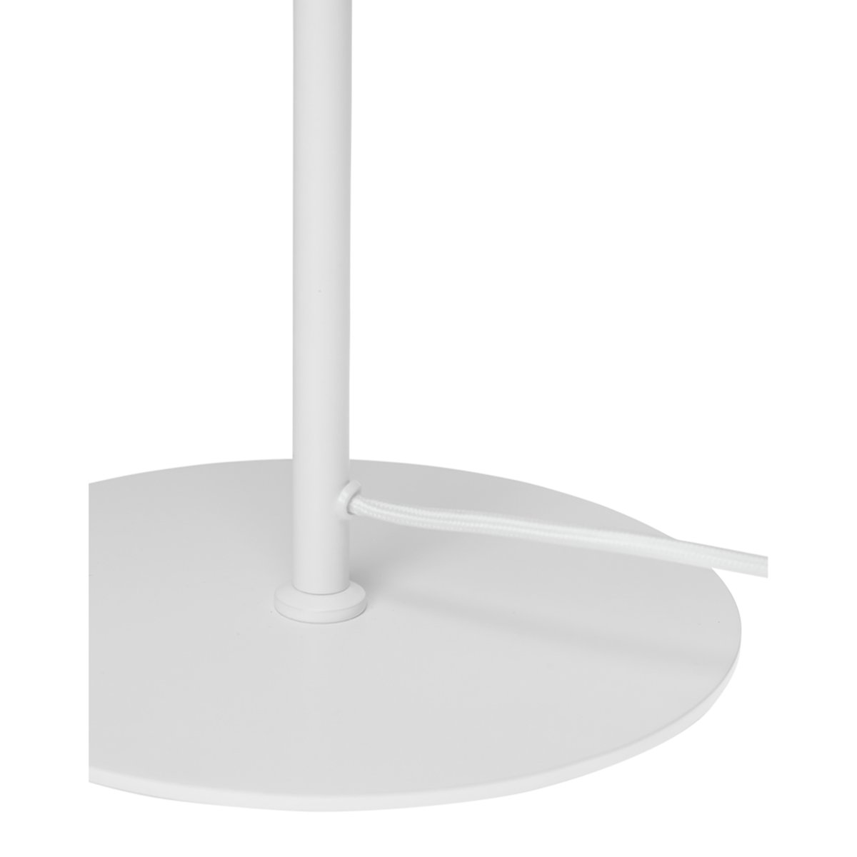 Pyra 60cm Hvid bordlampe Fra Dyberg Larsen - Pyra bordlampe i smuk mat hvid farve har en klassisk, nordisk stil med et stort og elegant design, der spreder et atmosfærisk lys.