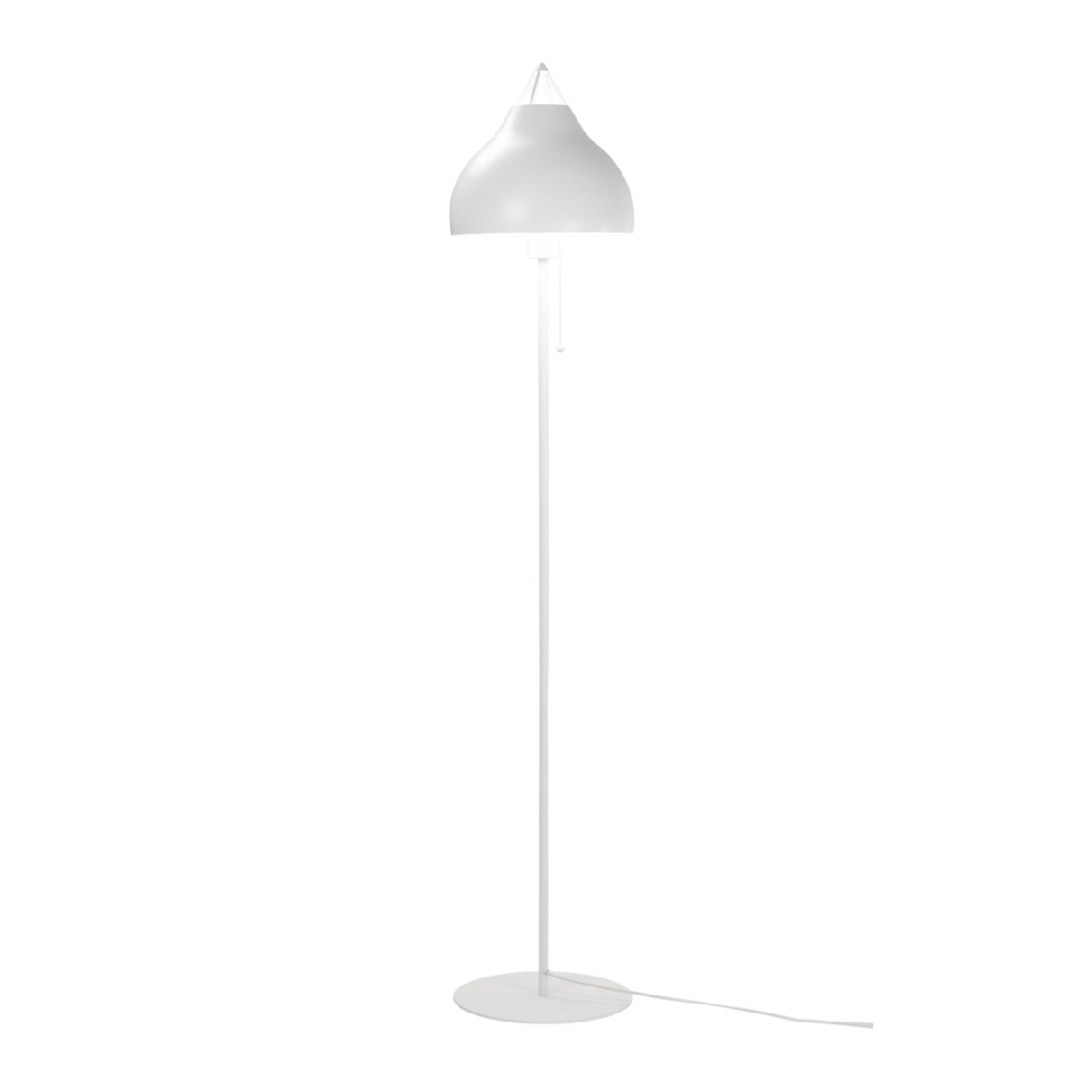 Pyra Hvid gulvlampe Fra Dyberg Larsen - Pyra gulvlampe i smuk mat hvid farve har et klassisk, nordisk design med en stor og elegant form, der spreder et blødt og stemningsfuldt lys.