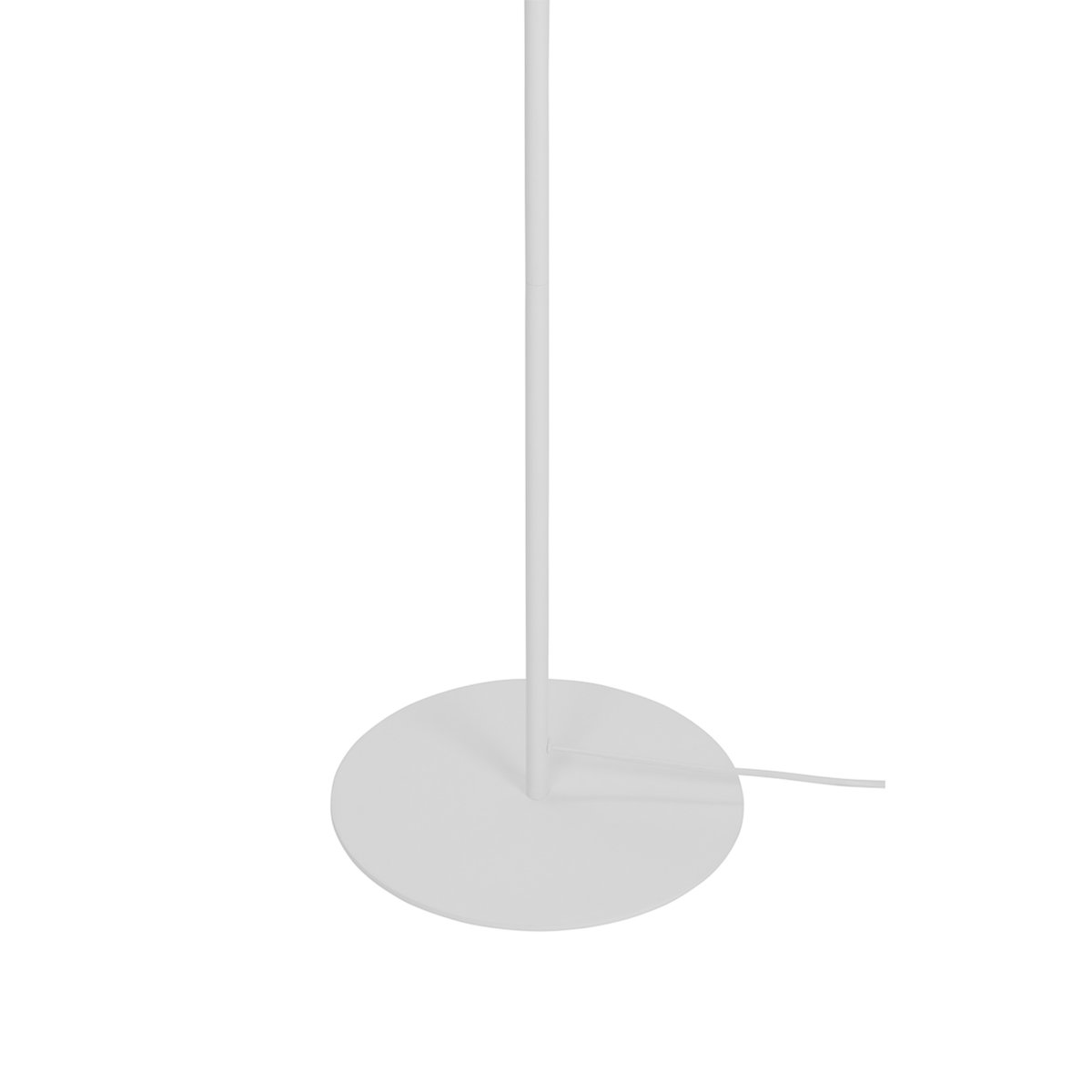 Pyra Hvid gulvlampe Fra Dyberg Larsen - Pyra gulvlampe i smuk mat hvid farve har et klassisk, nordisk design med en stor og elegant form, der spreder et blødt og stemningsfuldt lys.