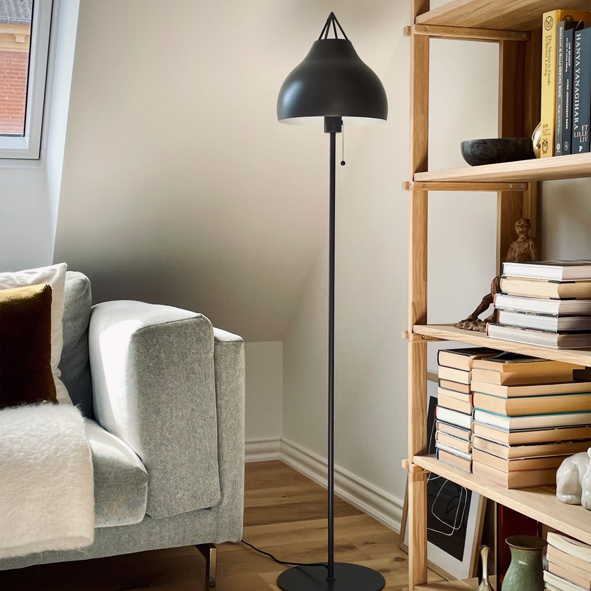 Pyra Grå gulvlampe Fra Dyberg Larsen - Pyra gulvlampe i smuk mat grå; farve har et klassisk, nordisk design med en stor og elegant form, der spreder et blødt og stemningsfuldt lys.